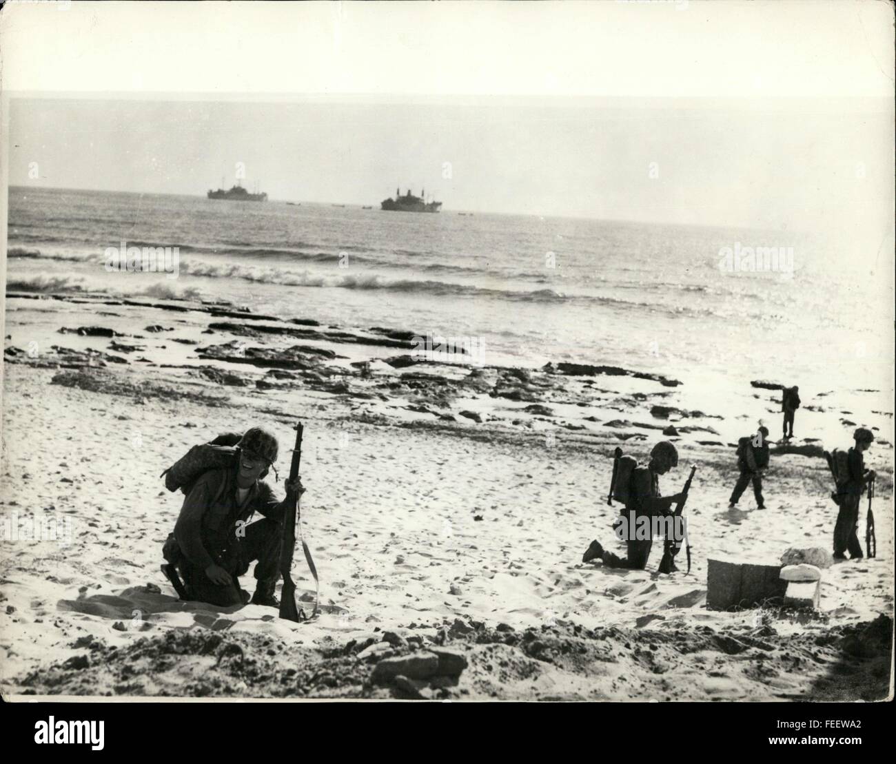1958 - Crise au Liban - photos originales de marines américains l'atterrissage au Liban. : photo montre les Marines américains sur l'Khalda plage, près de Beyrouth, peu après l'atterrissage de mardi. Photo d'origine juste reçu par l'air. © Keystone Photos USA/ZUMAPRESS.com/Alamy Live News Banque D'Images