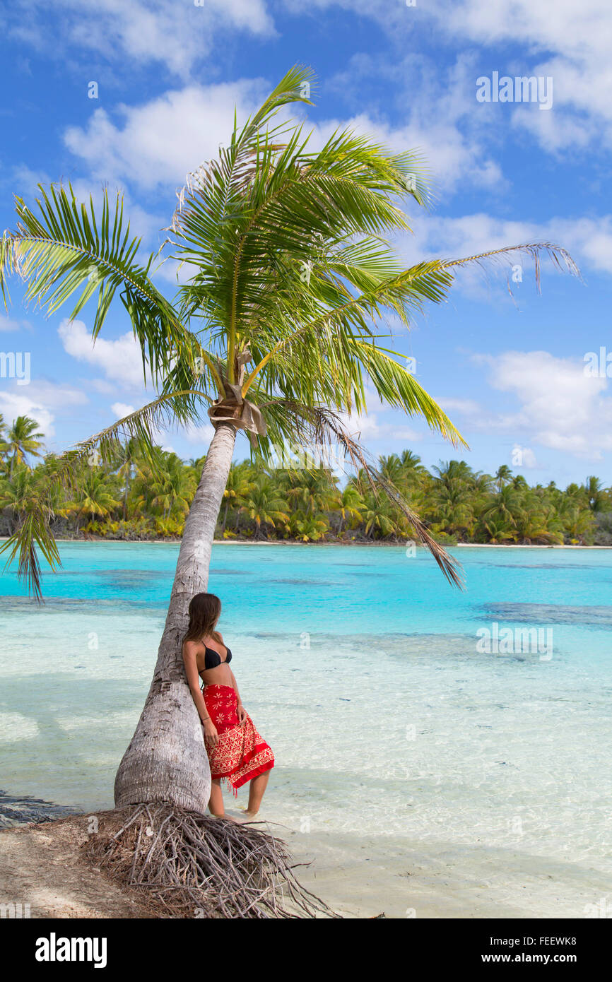 Woman at Green Lagoon, Fakarava, Tuamotu, Polynésie Française Banque D'Images