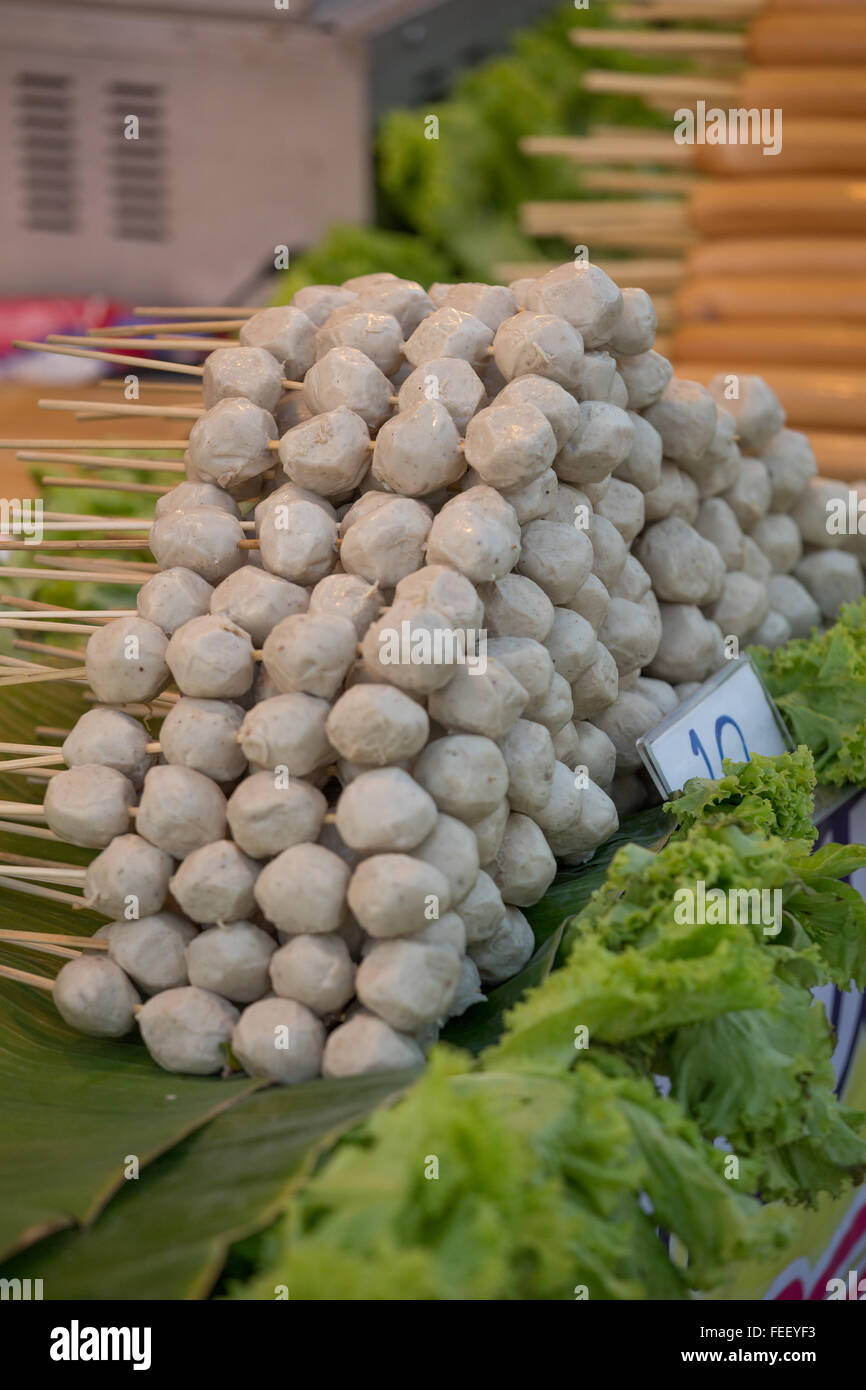 La saucisse grillée et de viande dans un style thaï at market Banque D'Images