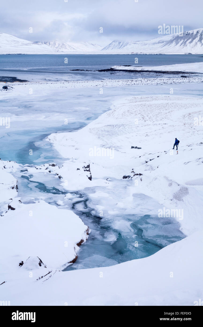 Paysage gelé à Kirkjufell, Grundarfjordur, Pensinsula de Snæfellsnes, dans l'ouest de l'Islande sur froide journée d'hiver en février - les chiffres d'ajoute Banque D'Images