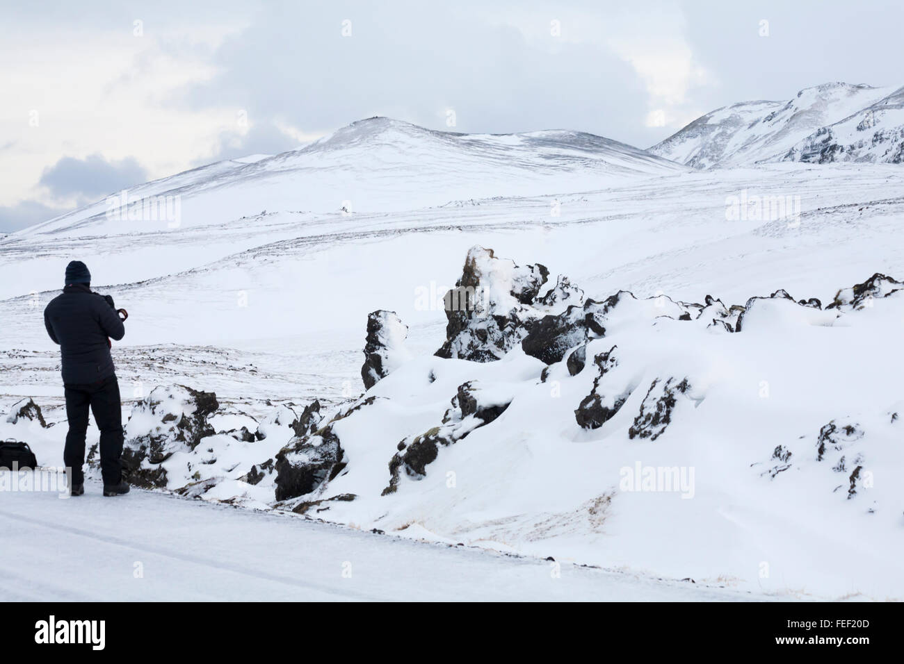 Photographe En Montagnes Couvertes De Neige Et De La Toundra