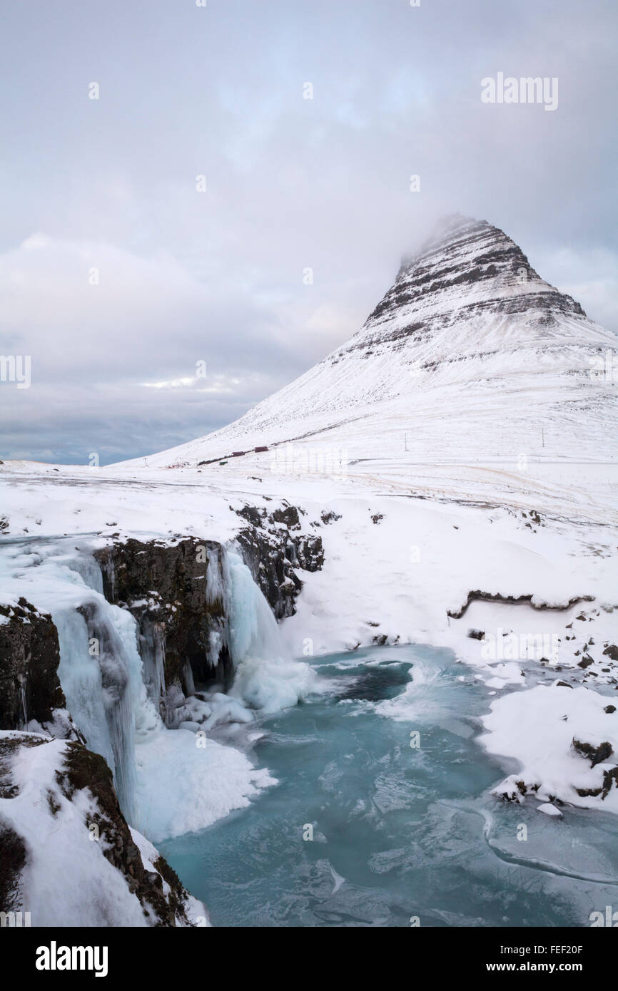 L'eau congelée à Kirkjufellsfoss avec cascade cascade Kirkjufell église Kirkjufell mountain à Grundarfjordur, Glasgow, en Islande en Février Banque D'Images