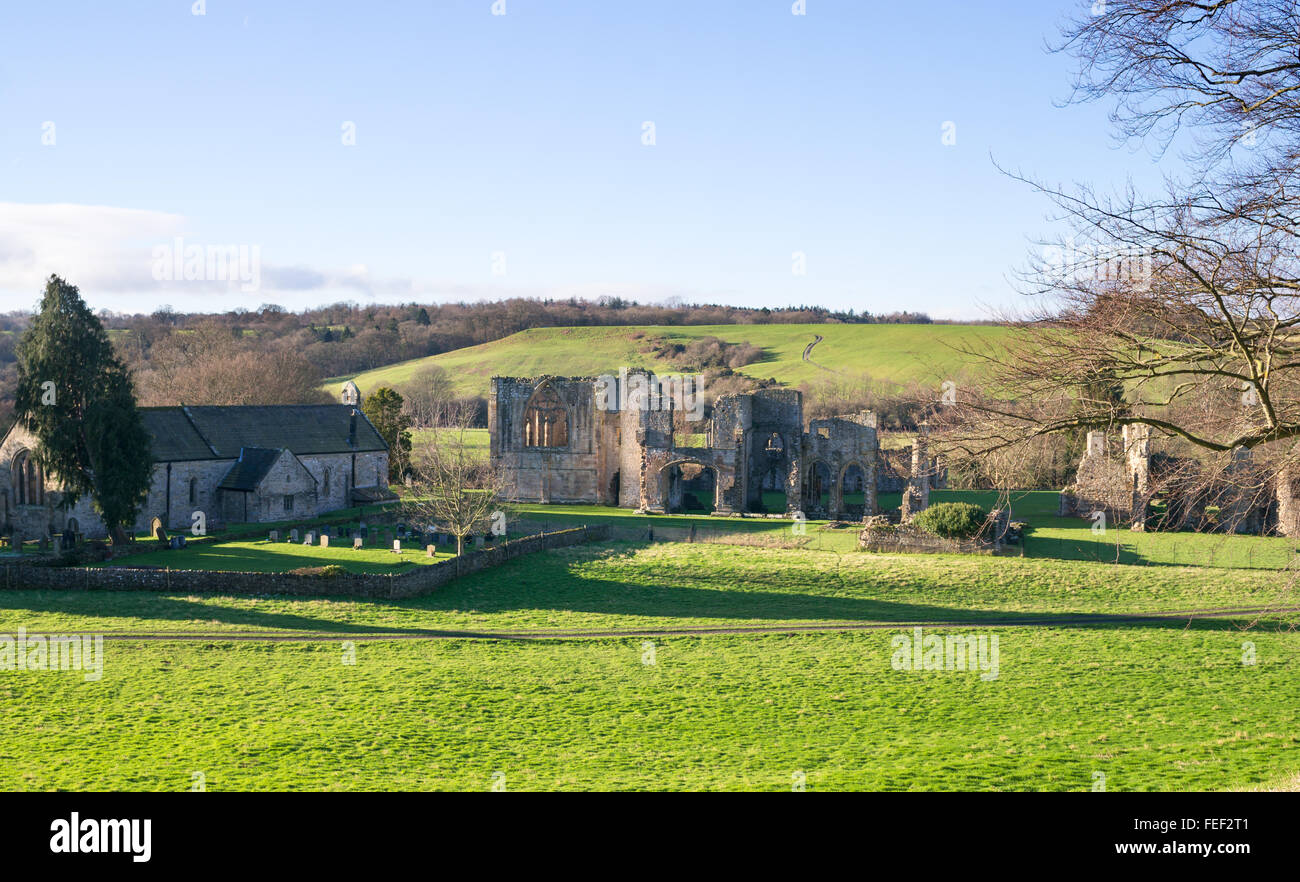 L'abbaye en ruine de Sainte Agathe ou Abbaye d'Easby et l'église paroissiale de Sainte Agathe , près de Richmond, North Yorkshire, England, UK Banque D'Images