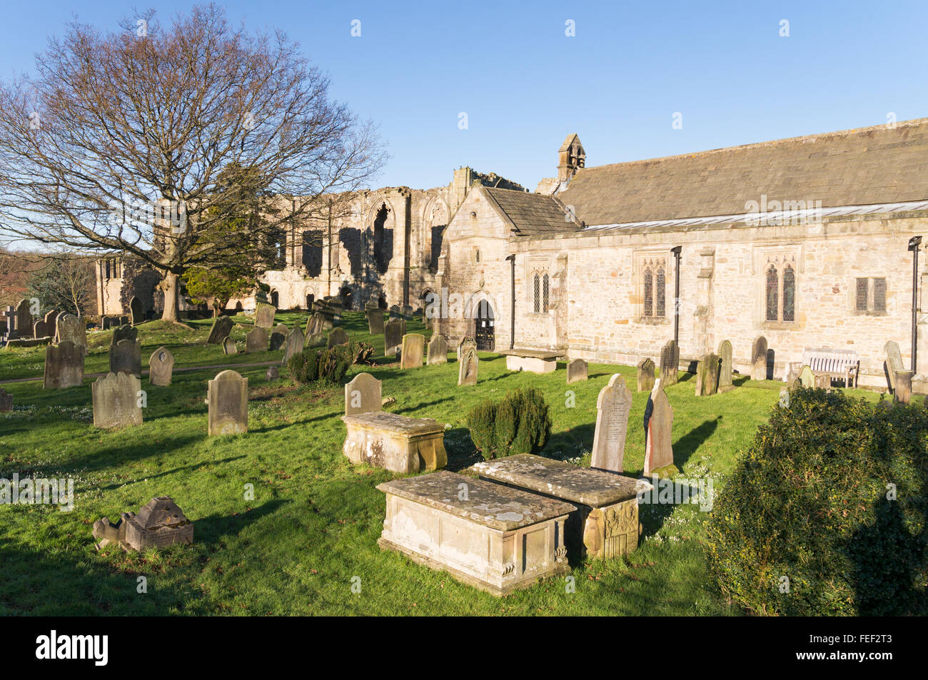 Sainte Agathe, l'église paroissiale d'Easby avec l'abbaye d'Easby dans l'arrière-plan, Richmond, North Yorkshire, England, UK Banque D'Images