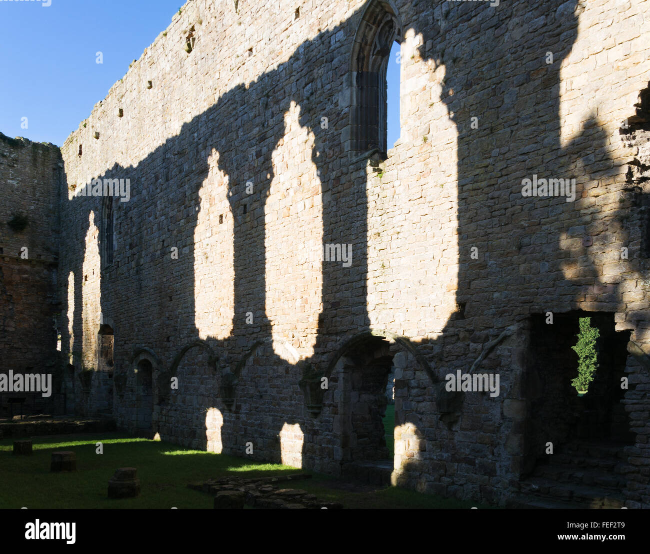 Les ombres dans l'Abbaye de Sainte Agathe ou Abbaye d'Easby, près de Richmond, North Yorkshire, England, UK Banque D'Images