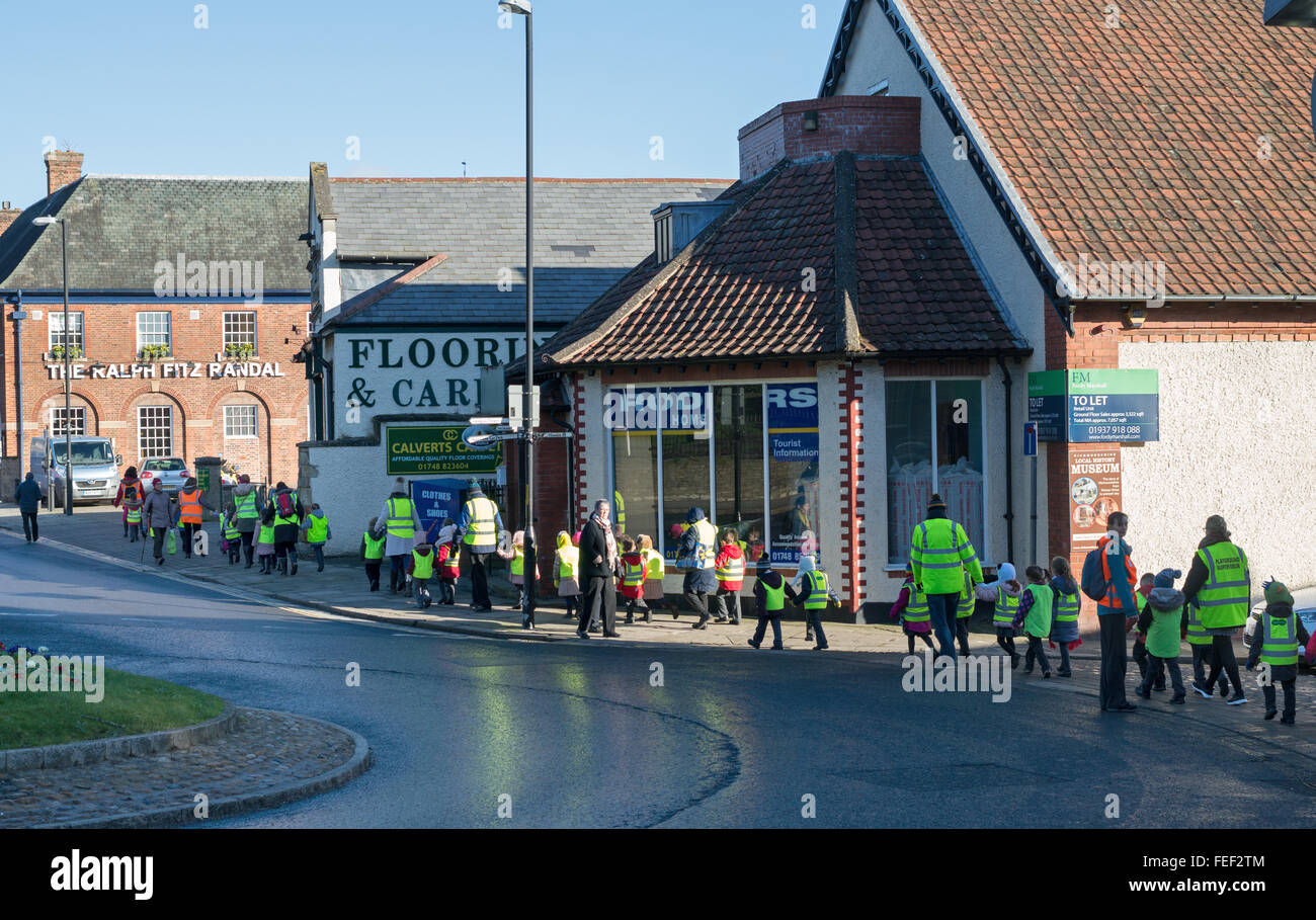 Un groupe d'enfants de l'école d'être escorté jusqu'à Richmond, North Yorkshire, England, UK Banque D'Images