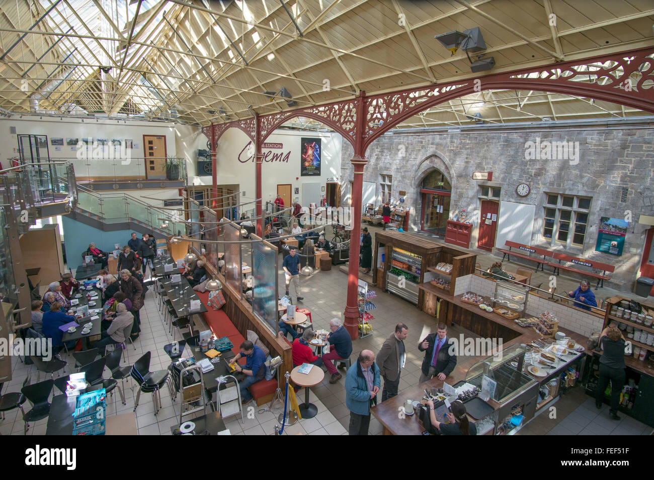 Les personnes mangeant à l'intérieur de l'ancienne gare café Richmond, North Yorkshire, England, UK Banque D'Images