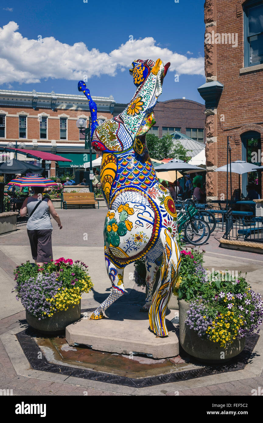 Caballo de Colorado, une statue en fibre de verre d'un cheval à la place de la vieille ville en été à Fort Collings, Colorado, USA. Banque D'Images