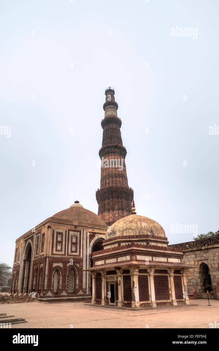 Qutb Minar, le tombeau de l'Imam Zamin, Delhi, Inde, Asie Banque D'Images