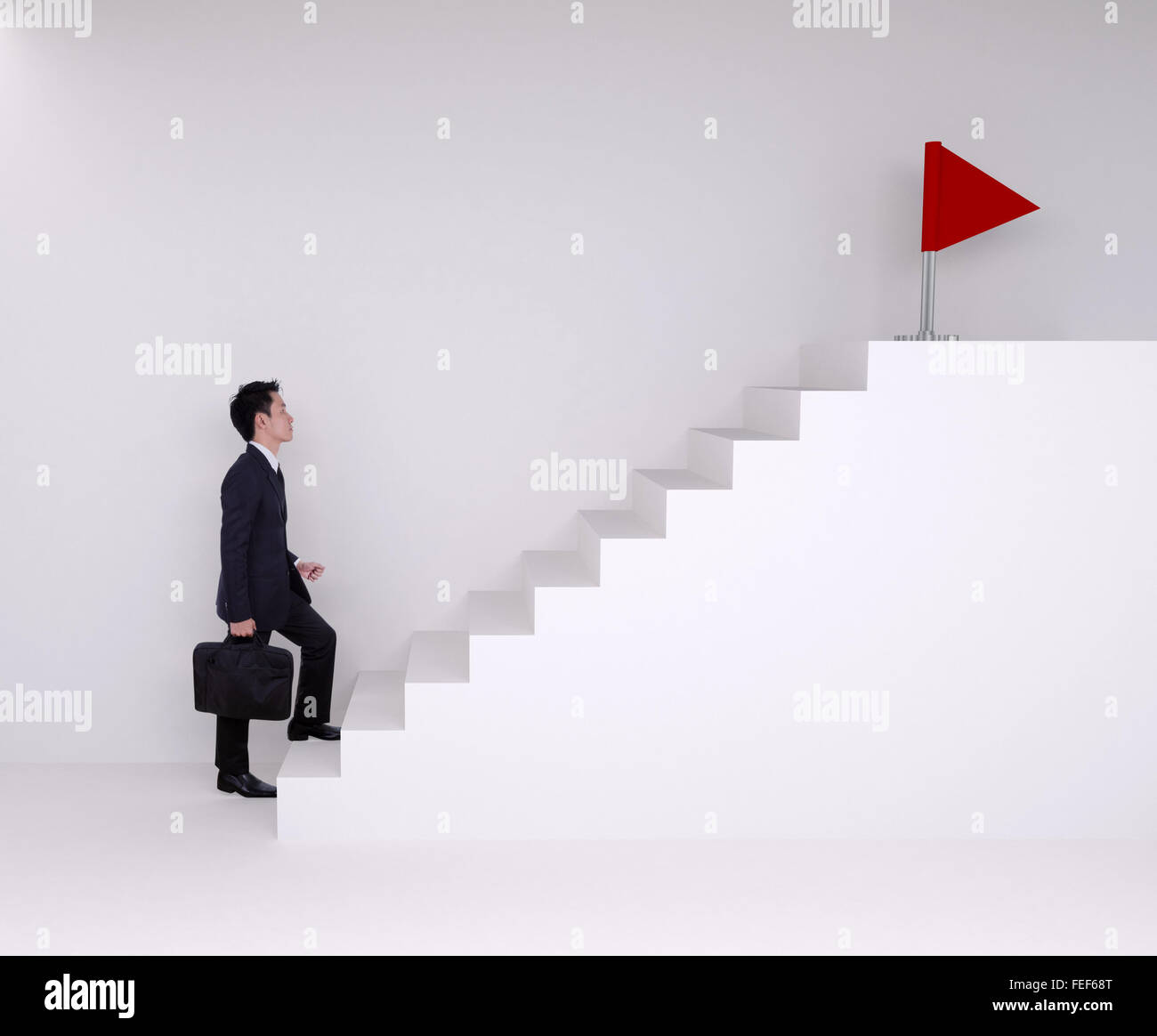 Homme d'intensifier dans les escaliers à drapeau rouge (la réussite de l'entreprise concept) Banque D'Images