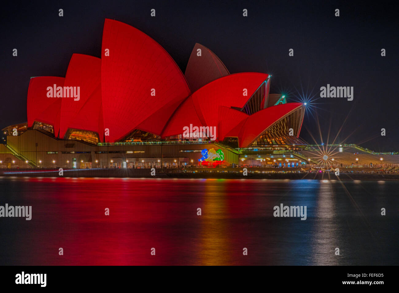 Sydney, Australie. 6 Février, 2016. L'Opéra de Sydney est allumée en rouge pour marquer le nouvel an chinois du singe Banque D'Images