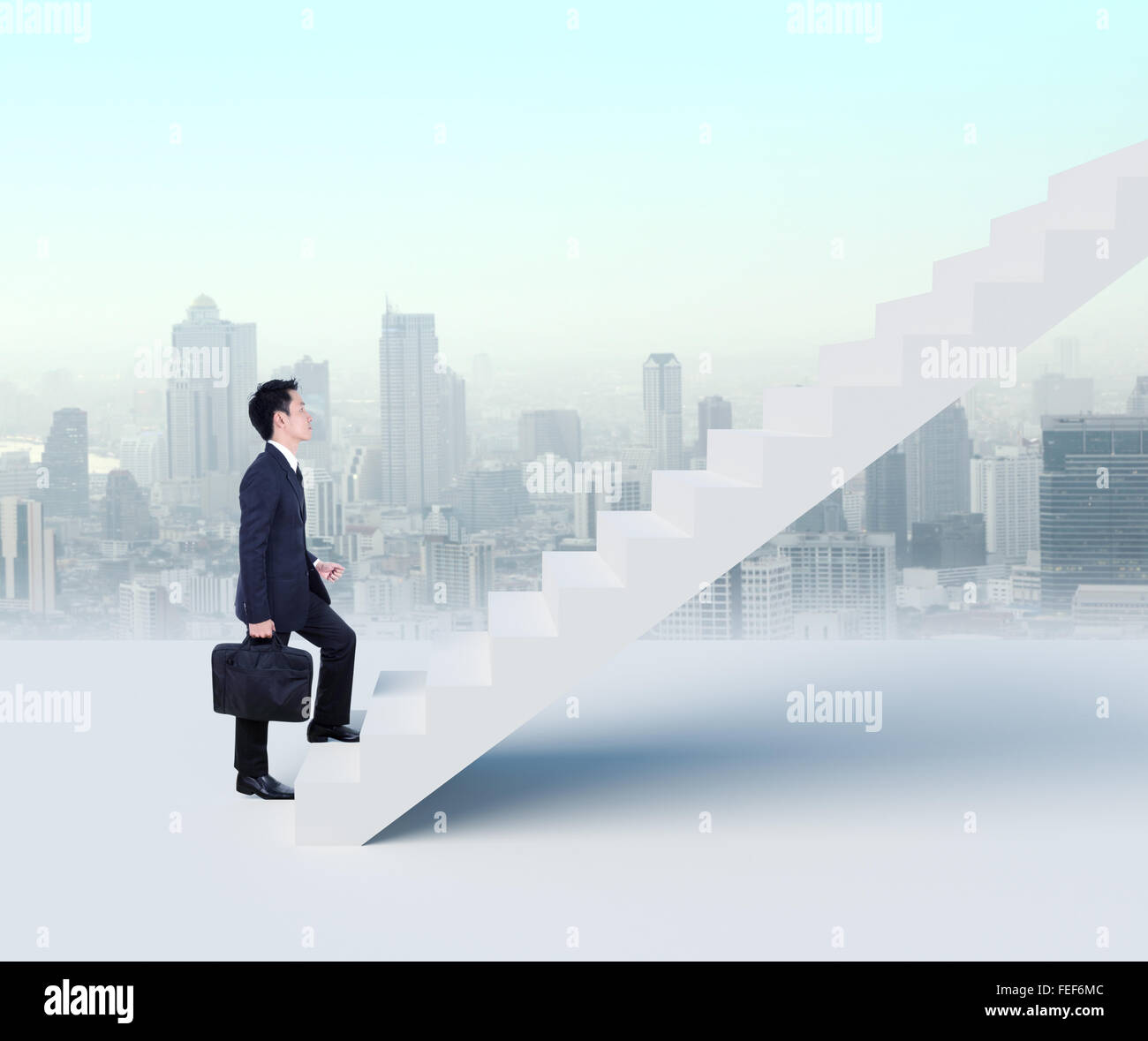 L'intensification de l'homme d'affaires dans les escaliers avec arrière-plan de la ville (La réussite de l'entreprise concept) Banque D'Images