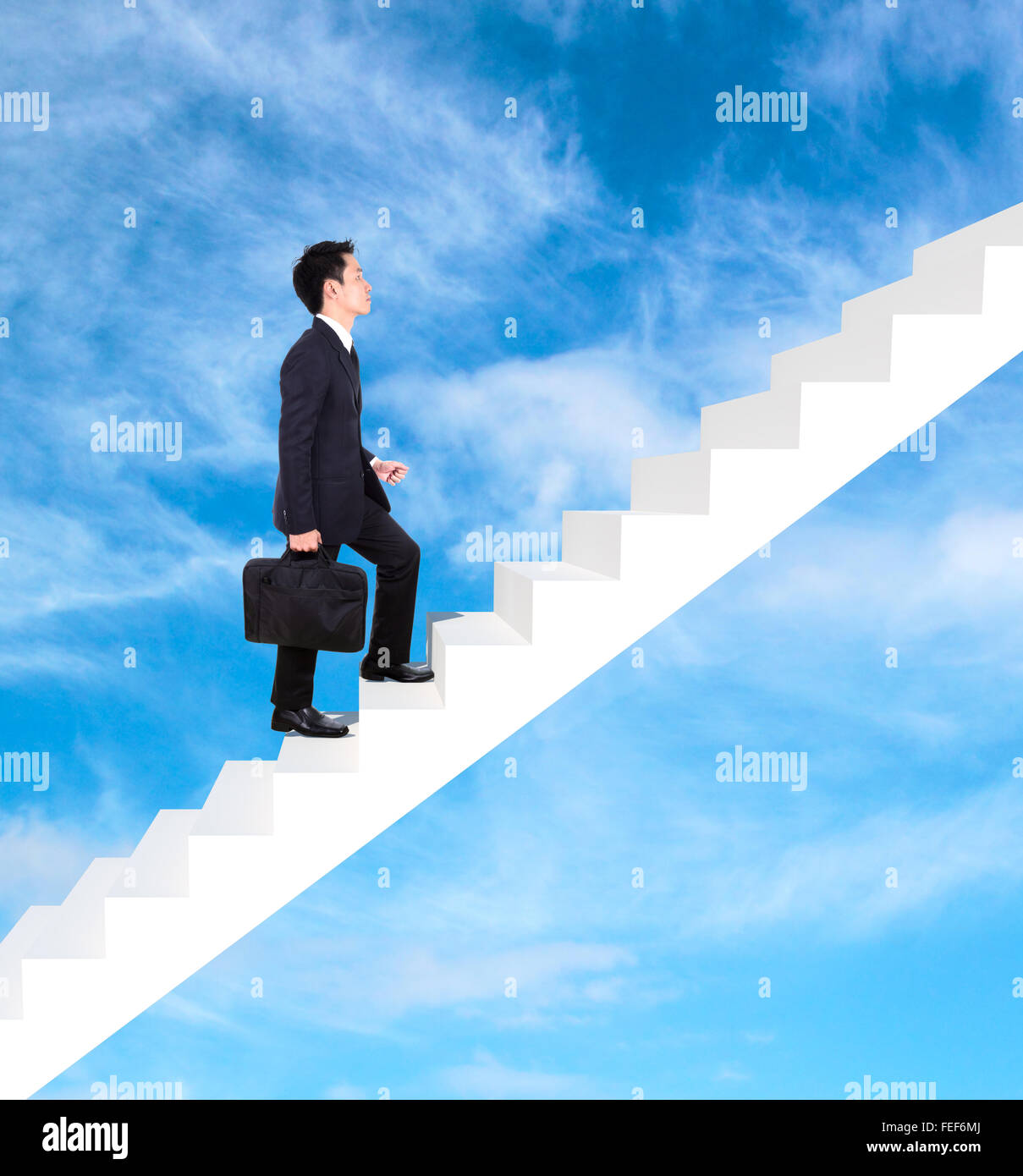 L'intensification de l'homme d'affaires dans les escaliers avec le cloud et le fond de ciel (La réussite de l'entreprise concept) Banque D'Images