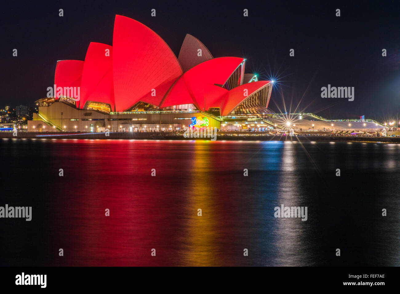 Sydney, Australie. 6 Février, 2016. L'Opéra de Sydney est allumée en rouge pour marquer le nouvel an chinois du singe Banque D'Images