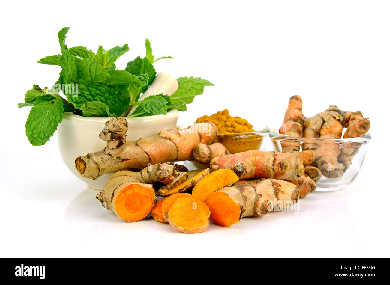 La Menthe cuisine mentale ( cordifolia Opiz.),le curcuma (Curcuma longa L.) racine et poudre de curcuma sur fond blanc. Banque D'Images