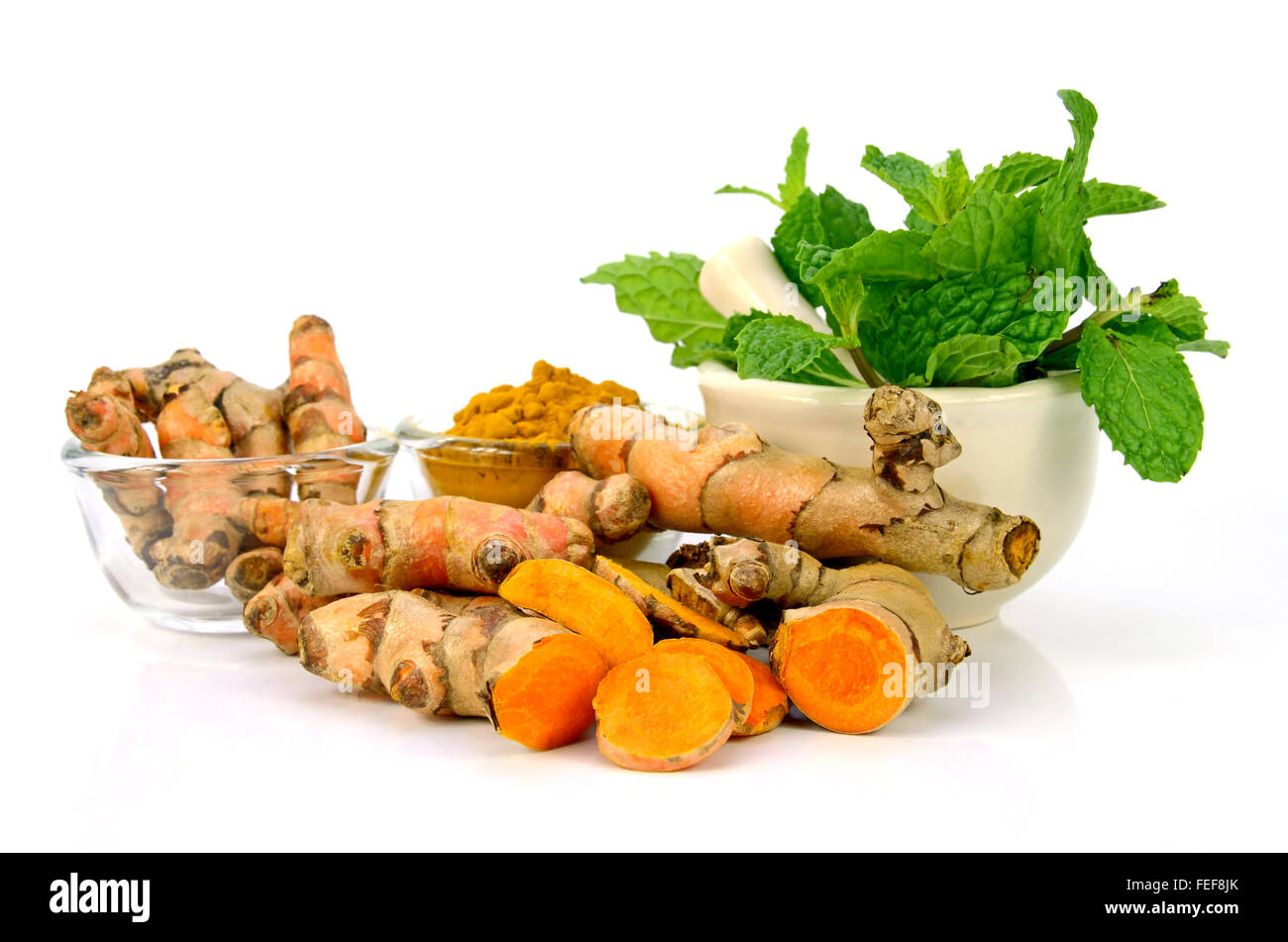 La Menthe cuisine mentale ( cordifolia Opiz.),le curcuma (Curcuma longa L.) racine et poudre de curcuma sur fond blanc. Banque D'Images