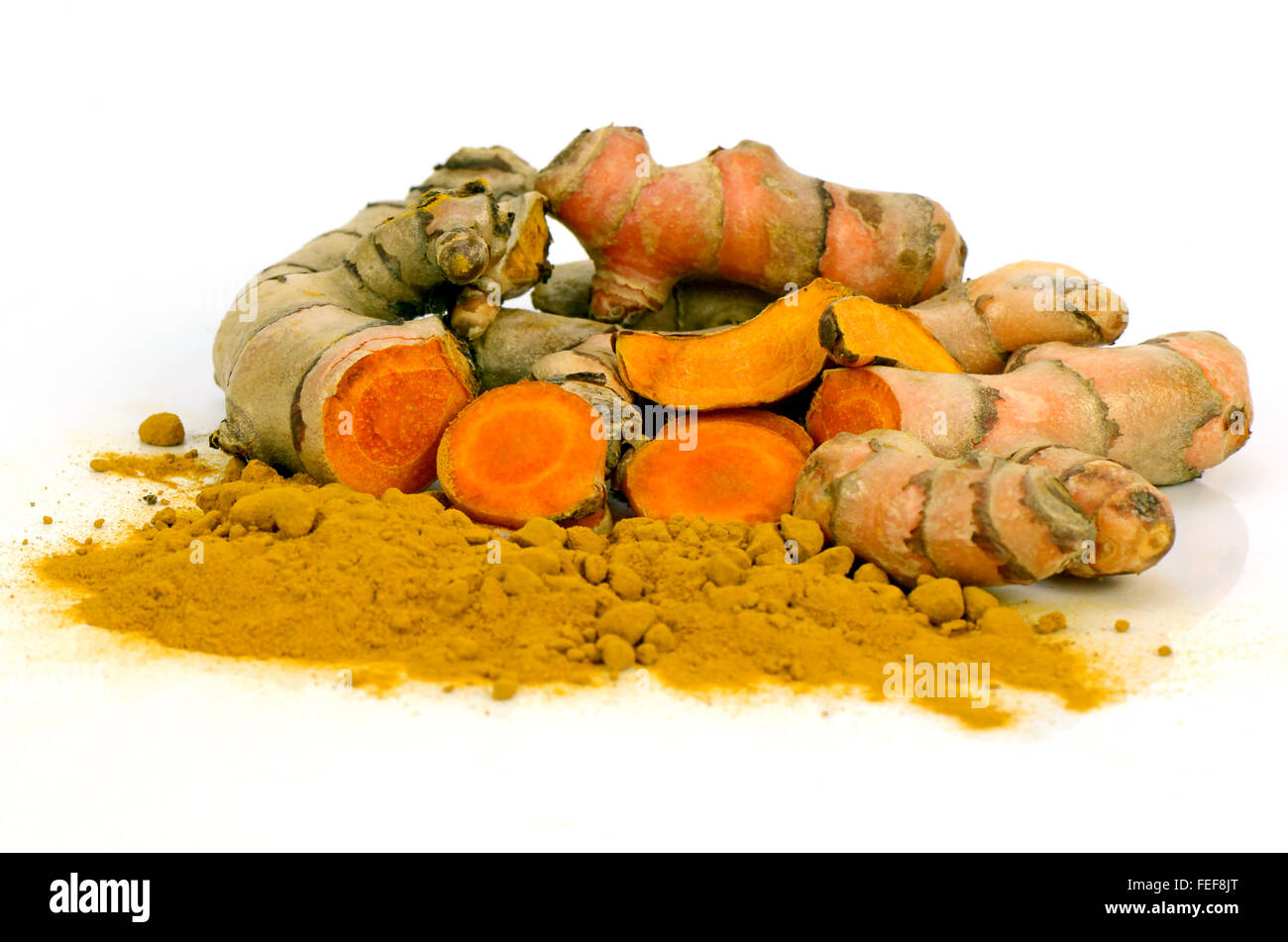 Le curcuma (Curcuma longa L.) racine et poudre de curcuma sur fond blanc. Banque D'Images