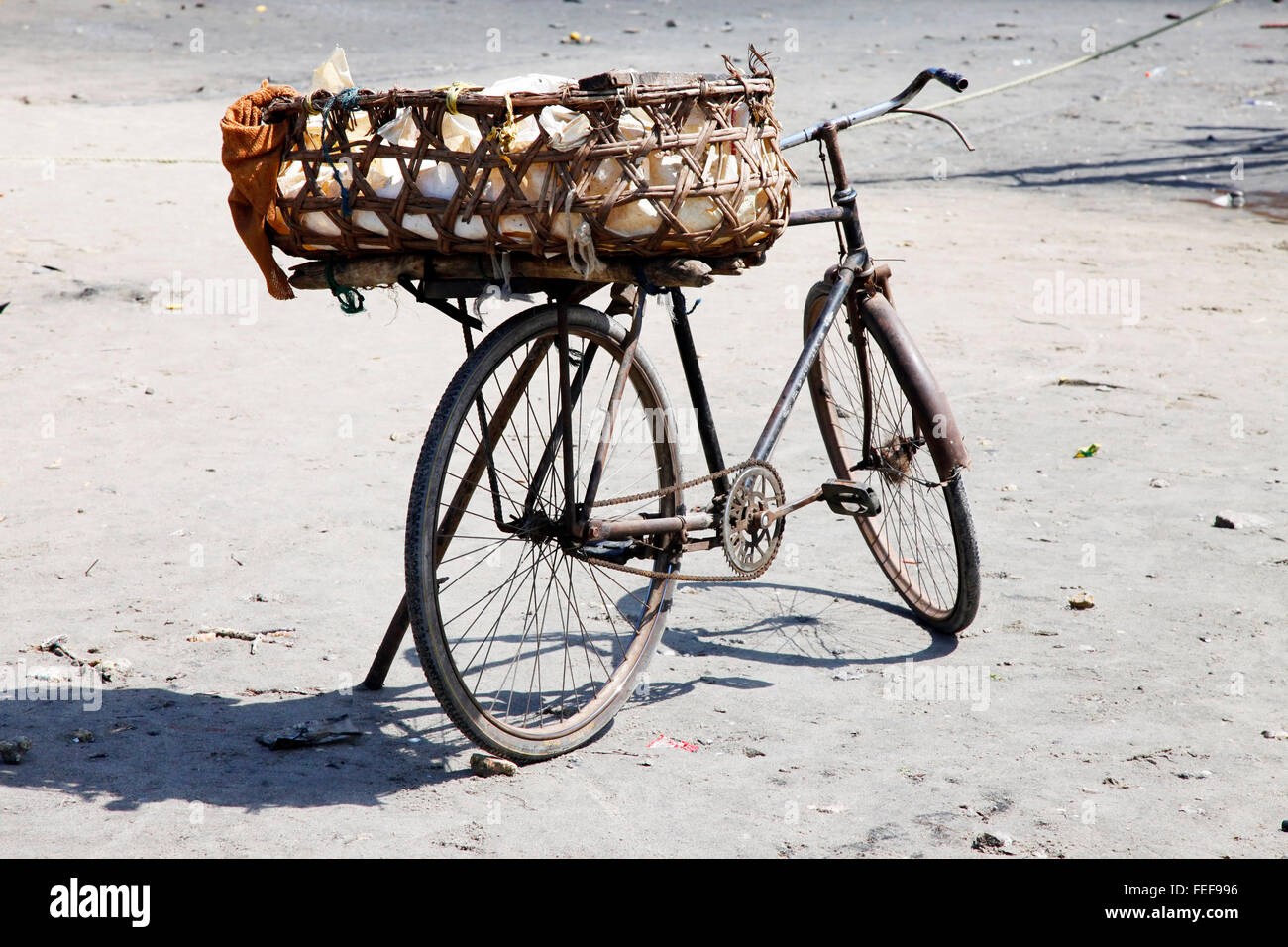 Old rusty location avec un panier sur la plage. Zanzibar Banque D'Images