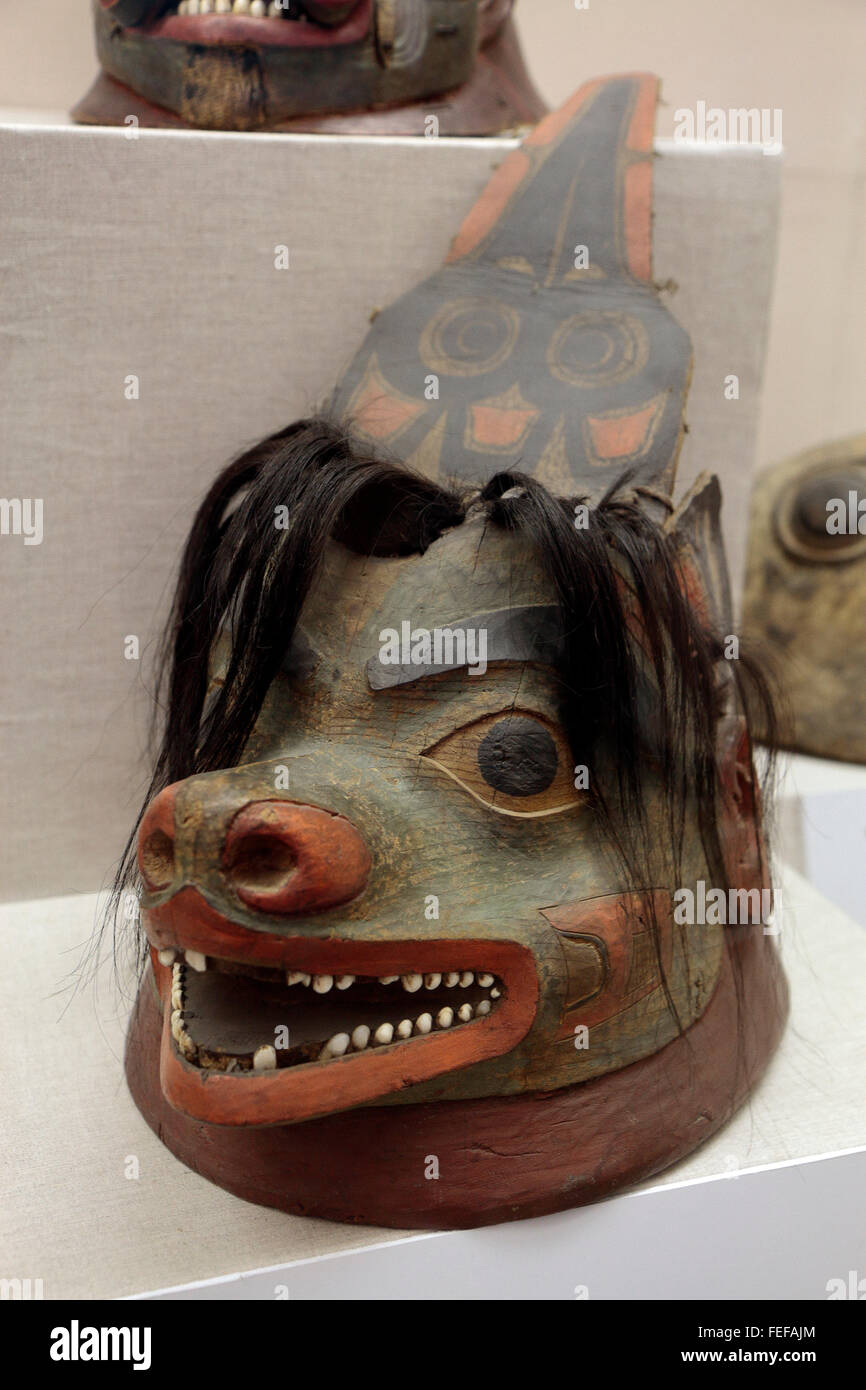 Un nord-américain Taku (Alaska) casque Bear Head dans le musée Kunstkamera à Saint-Pétersbourg, en Russie. Banque D'Images