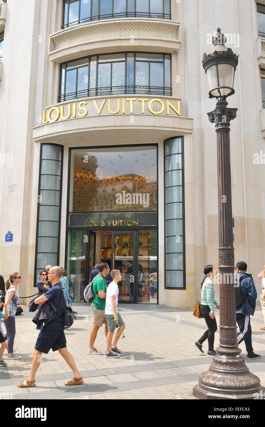 Paris, France - le 8 juillet 2015 : Entrée de la boutique de mode de luxe Louis Vuitton sur les Champs Elysées à Paris, France Banque D'Images