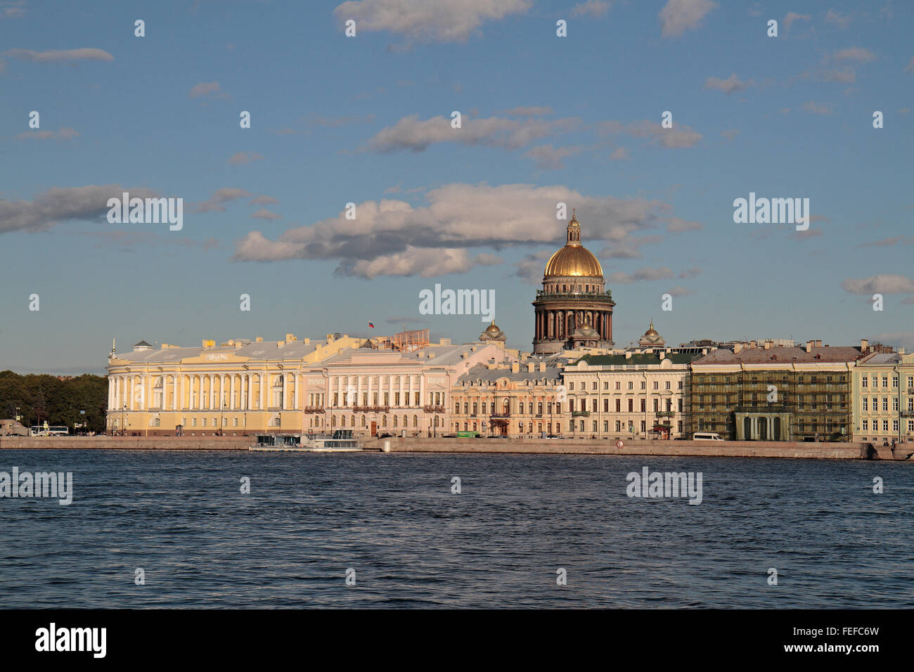 Vue sur la rivière Neva vers la cathédrale Saint Isaac, Saint-Pétersbourg, Russie, Nord-Ouest. Banque D'Images
