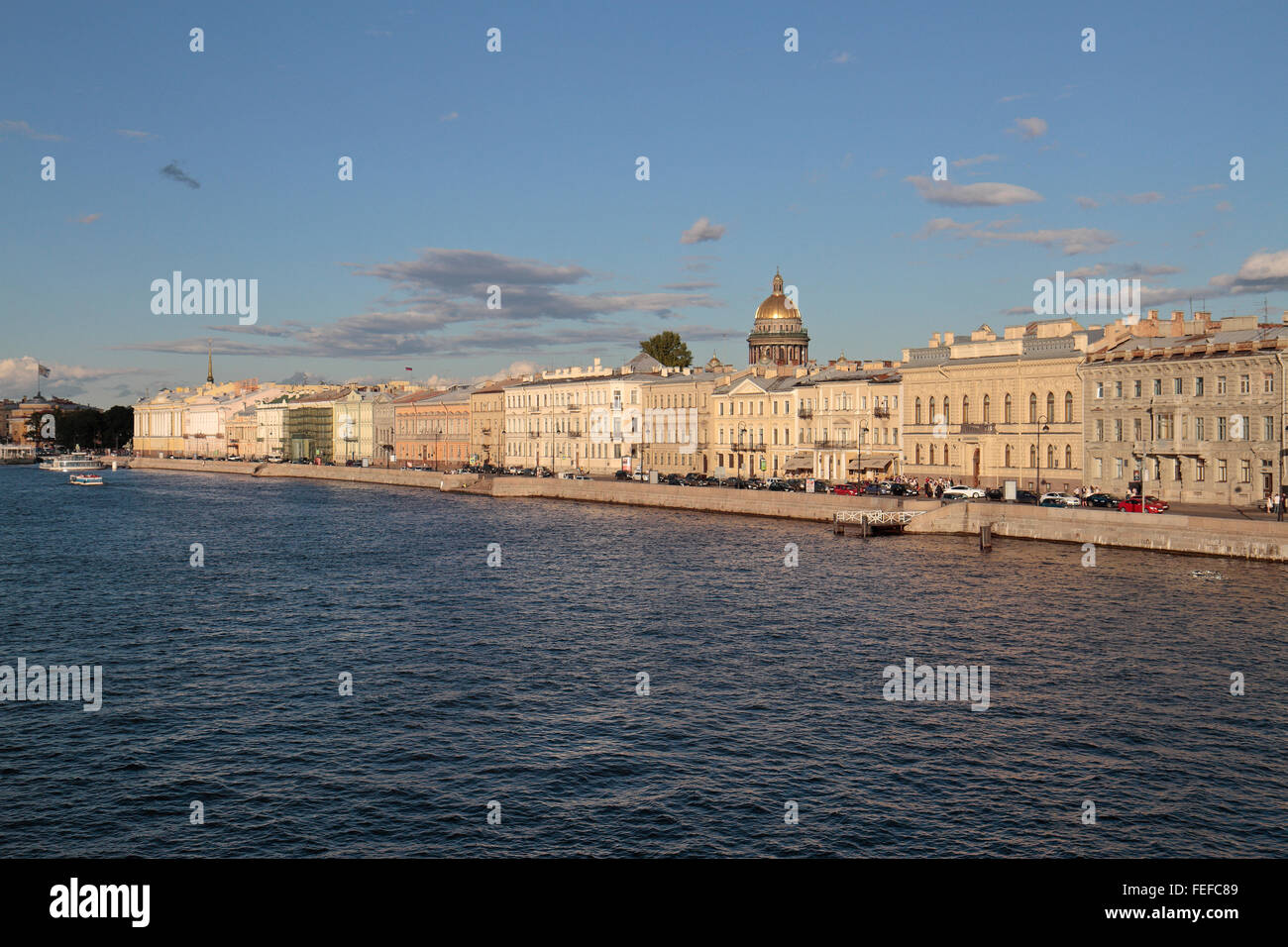 Vue sur la rivière Neva vers la cathédrale Saint Isaac, Saint-Pétersbourg, Russie, Nord-Ouest. Banque D'Images