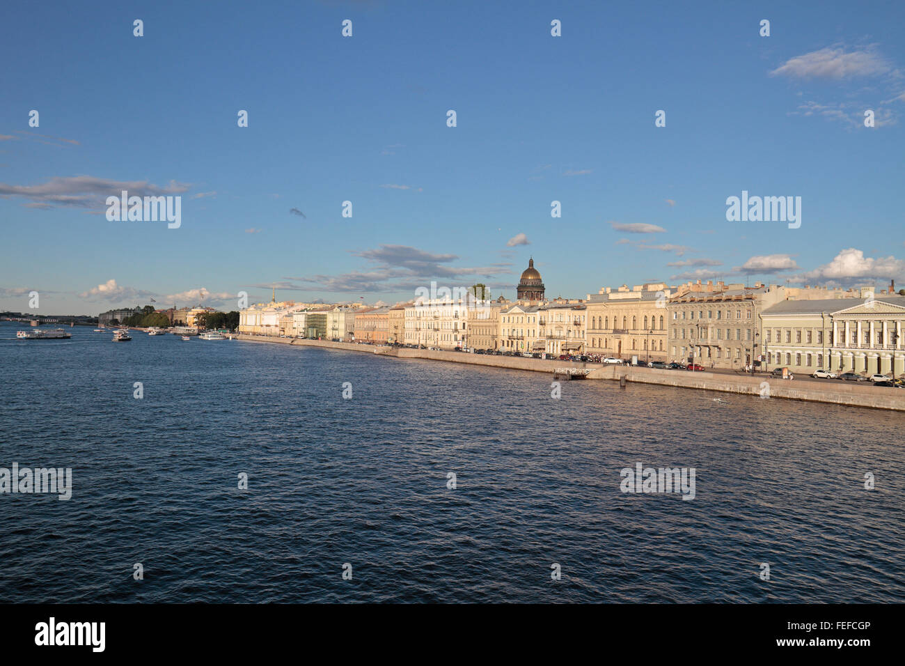 Vue sur la rivière Neva vers la cathédrale Saint Isaac, Saint-Pétersbourg, Russie, Nord-Ouest. Banque D'Images