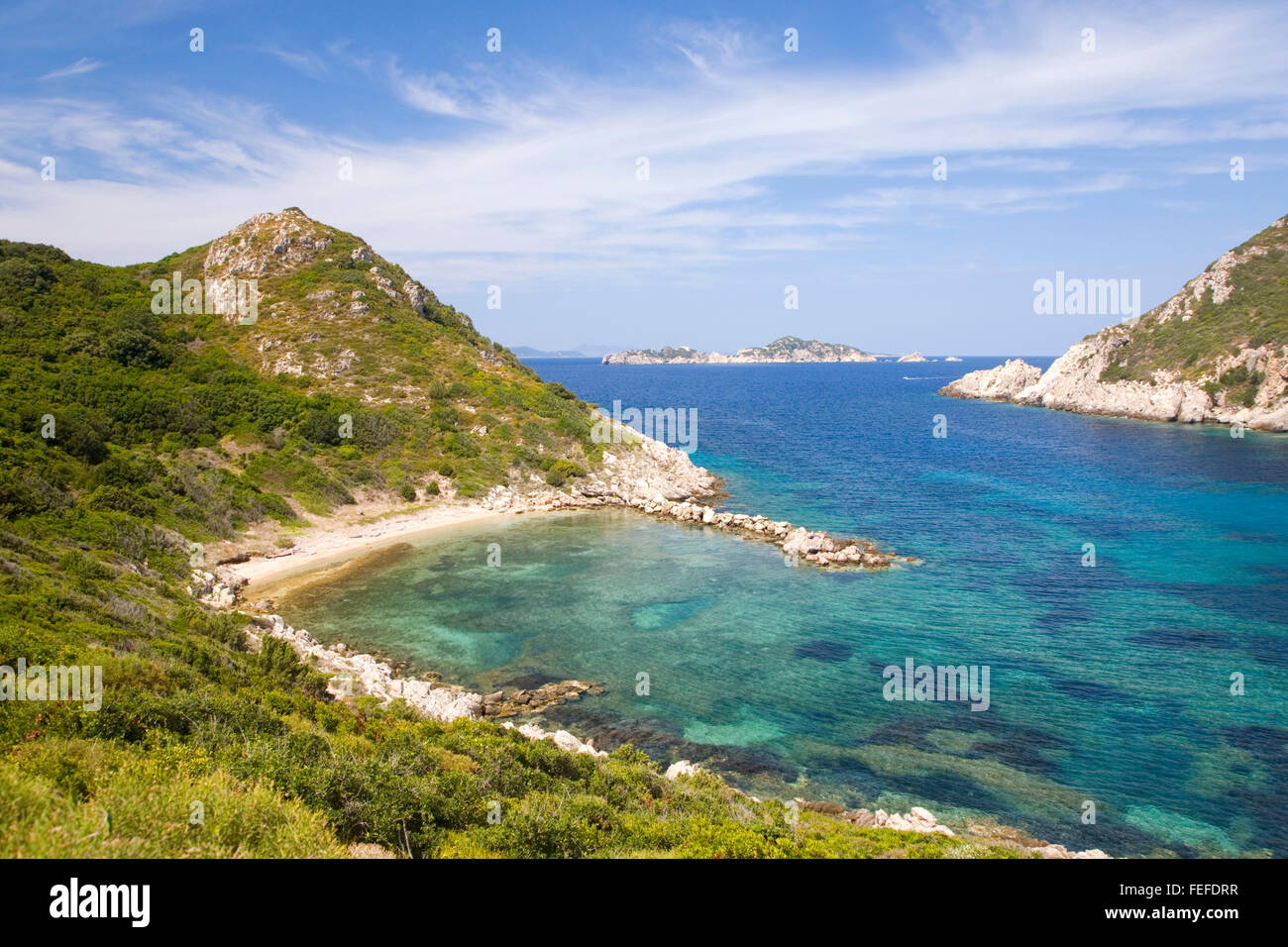 Afionas, Corfou, îles Ioniennes, Grèce. Vue sur la baie pittoresque de Porto Timoni près du cap Arilla. Banque D'Images