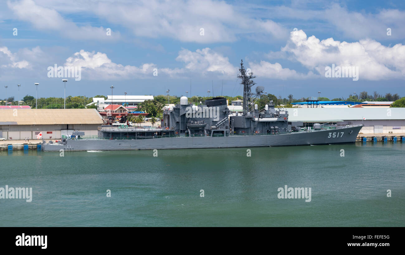 JDS Shirayuki (TV-3517), un destroyer de classe Hatsuyuki du Japon d'autodéfense maritime, amarrage à Muara, Brunei. Banque D'Images