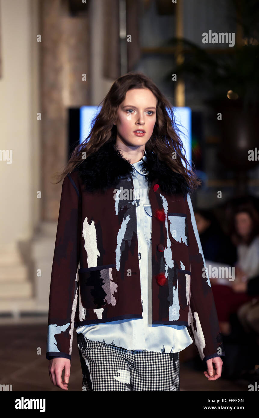 Copenhague, Danemark, 5 février 2016. A model porte une robe par de jeunes designer finlandais Foss Caroline pendant la Fashion Week de Copenhague l'automne/hiver 2016. Le spectacle a eu lieu à 5 star Hotel d'Angleterre à Copenhague. Les élèves de 27 écoles de design au Danemark, Norvège, Suède, Finlande et Islande ont présenté leurs travaux, chaque étudiant avec trois dessins. Le gagnant a été Camilla Arnbert à partir de l'École suédoise de textiles. © OJPHOTOS/Alamy Live News Crédit : OJPHOTOS/Alamy Live News Banque D'Images