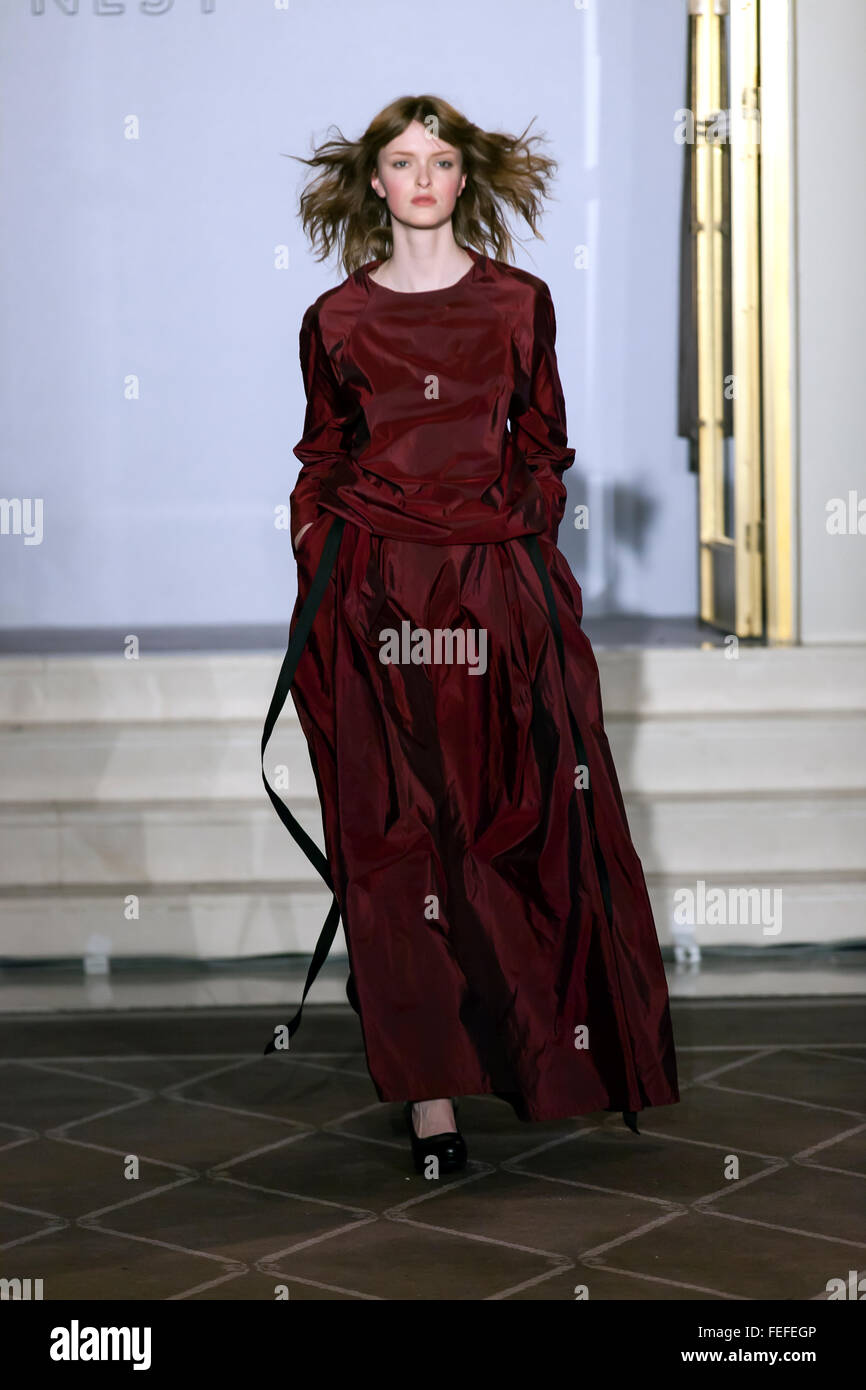 Copenhague, Danemark, 5 février 2016. A model porte une robe par de jeunes designer norvégien Petterson Ingrid durant la Fashion Week de Copenhague l'automne/hiver 2016. Le spectacle a eu lieu à 5 star Hotel d'Angleterre à Copenhague. Les élèves de 27 écoles de design au Danemark, Norvège, Suède, Finlande et Islande ont présenté leurs travaux, chaque étudiant avec trois dessins. Le gagnant a été Camilla Arnbert à partir de l'École suédoise de textiles. © OJPHOTOS/Alamy Live News Crédit : OJPHOTOS/Alamy Live News Banque D'Images