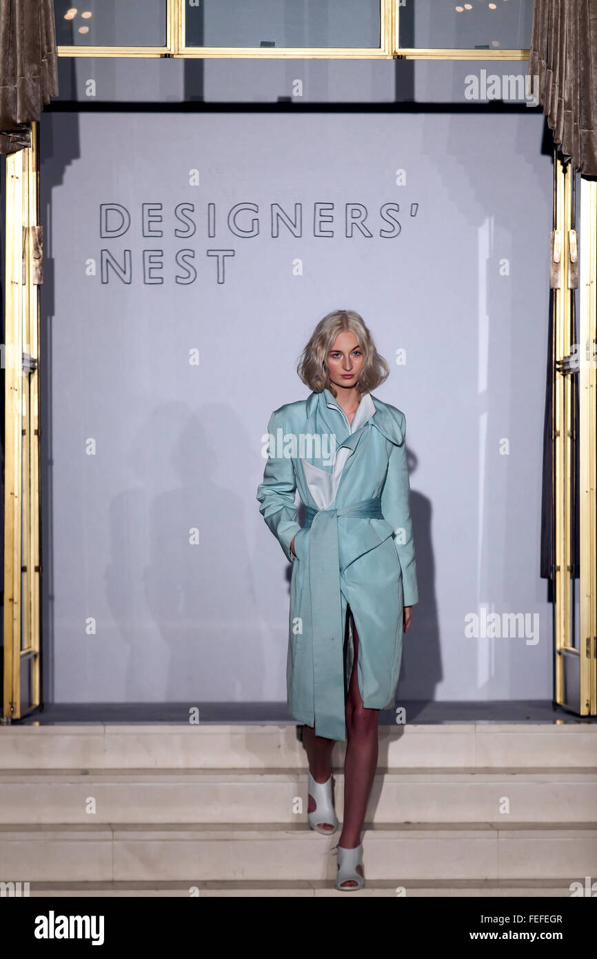 Copenhague, Danemark, 5 février 2016. A model porte une robe par de jeunes designer islandais Kristin Sunna Sveinsdottir durant la Fashion Week de Copenhague l'automne/hiver 2016. Le spectacle a eu lieu à 5 star Hotel d'Angleterre à Copenhague. Les élèves de 27 écoles de design au Danemark, Norvège, Suède, Finlande et Islande ont présenté leurs travaux, chaque étudiant avec trois dessins. Le gagnant a été Camilla Arnbert à partir de l'École suédoise de textiles. © OJPHOTOS/Alamy Live News Crédit : OJPHOTOS/Alamy Live News Banque D'Images