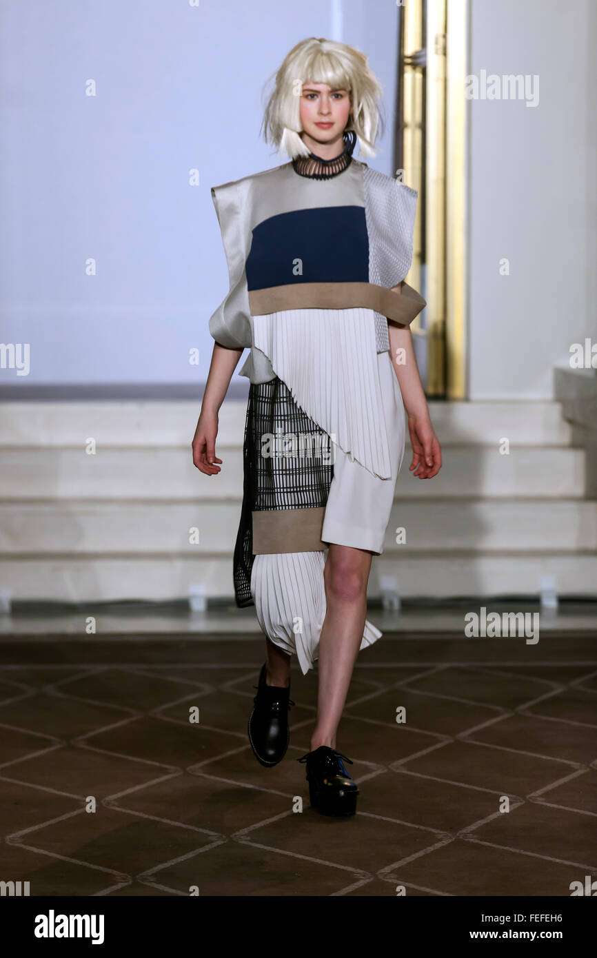 Copenhague, Danemark, 5 février 2016. A model porte une robe par de jeunes designer Rosa Dennison d'hiver au cours de la Fashion Week de Copenhague l'automne/hiver 2016. Le spectacle a eu lieu à 5 star Hotel d'Angleterre à Copenhague. Les élèves de 27 écoles de design au Danemark, Norvège, Suède, Finlande et Islande ont présenté leurs travaux, chaque étudiant avec trois dessins. Le gagnant a été Camilla Arnbert à partir de l'École suédoise de textiles. © OJPHOTOS/Alamy Live News Crédit : OJPHOTOS/Alamy Live News Banque D'Images