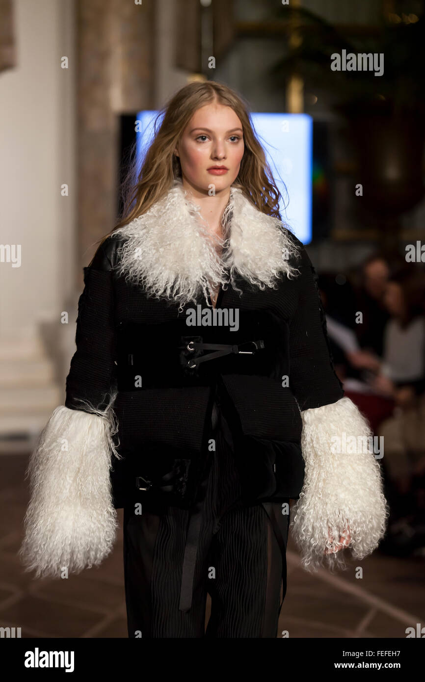 Copenhague, Danemark, 5 février 2016. A model porte une robe par de jeunes designer Felippa Borenius Fashion Week de Copenhague au cours de l'automne/hiver 2016. Le spectacle a eu lieu à 5 star Hotel d'Angleterre à Copenhague. Les élèves de 27 écoles de design au Danemark, Norvège, Suède, Finlande et Islande ont présenté leurs travaux, chaque étudiant avec trois dessins. Le gagnant a été Camilla Arnbert à partir de l'École suédoise de textiles. © OJPHOTOS/Alamy Live News Crédit : OJPHOTOS/Alamy Live News Banque D'Images