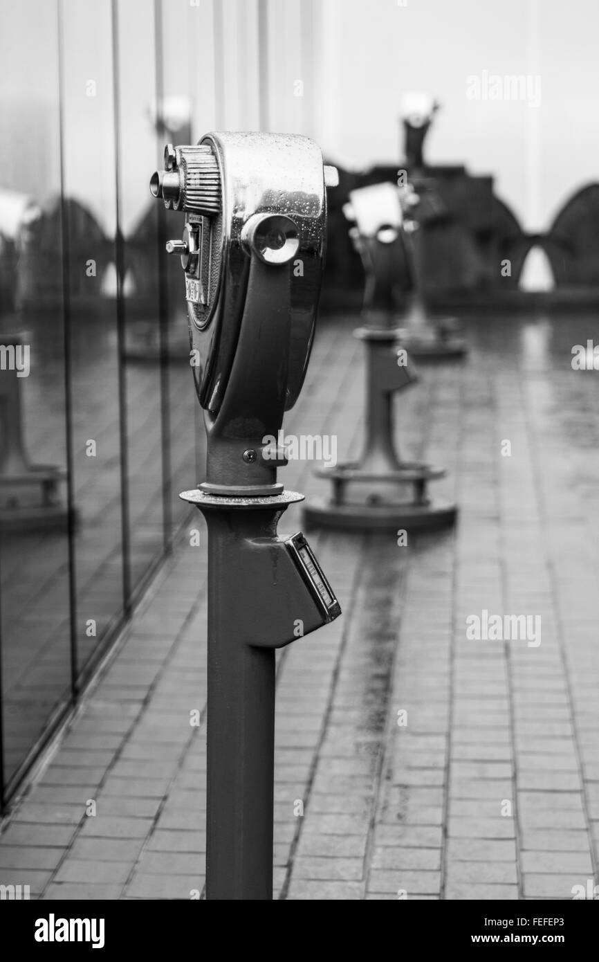 Noir et blanc jumelles touristiques Rockefeller Center New York, Manhattan, Rockefeller Viewing gallery Banque D'Images