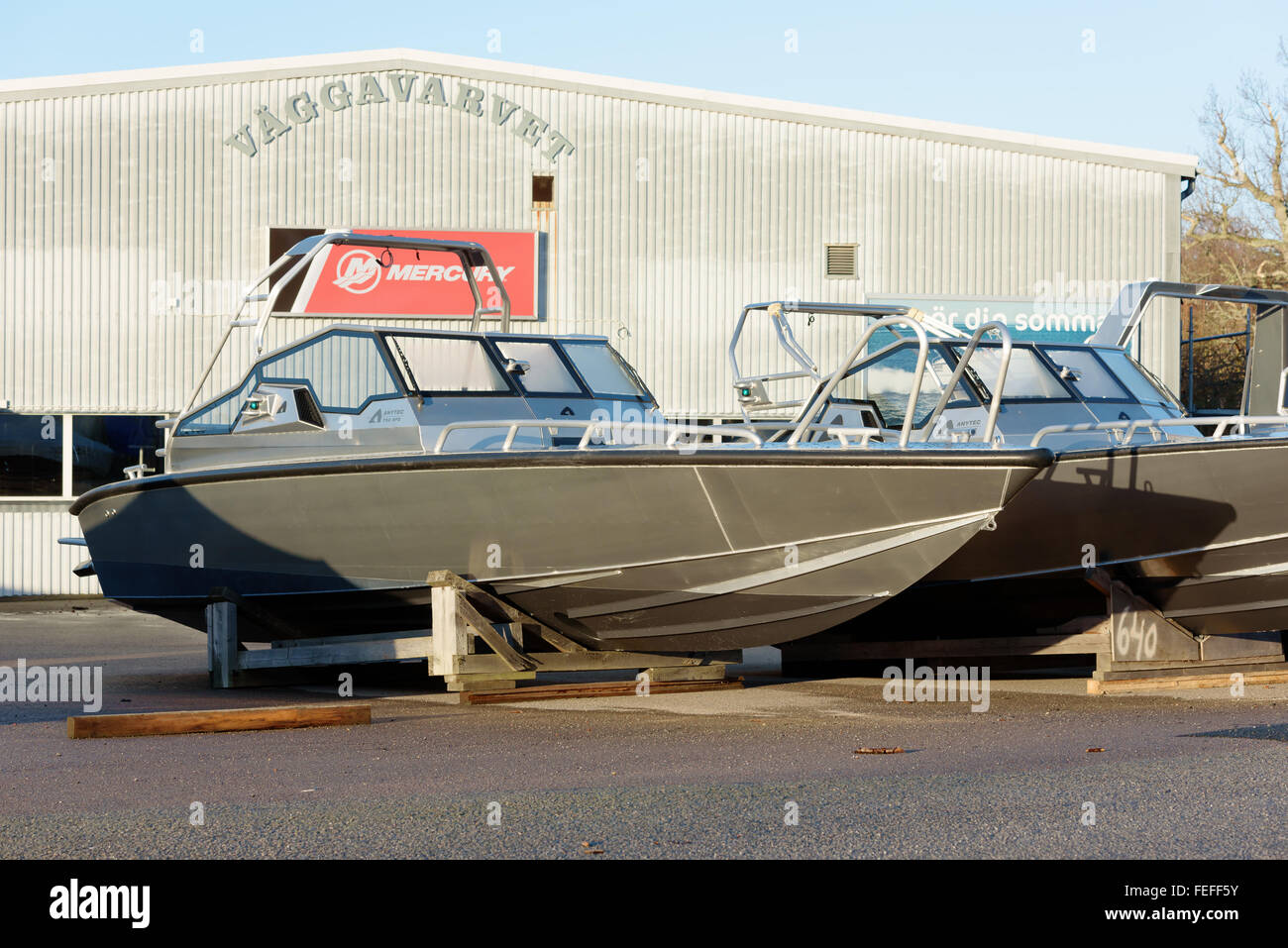 Karlshamn, Suède - Février 04, 2016 : un nouveau et inutilisé Linssen 750 aluminium extérieur Vaggavarvet SPD en hors-bord. Voile sur pal Banque D'Images