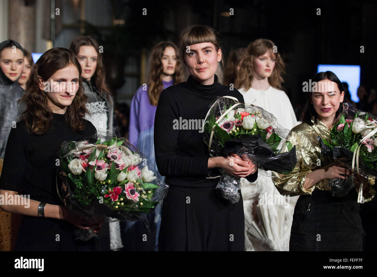 Copenhague, Danemark, 5 février 2016. Les trois gagnants du "nid" Designers award show pour jeunes designers scandinaves. Camilla Arnbert (R ) a reçu le 1er prix, un 2ème est allé à Katrine Hoffmann (L) et 3e prix a été attribué à Maria Suomalainen. Les élèves de 27 écoles de design au Danemark, Norvège, Suède, Finlande et Islande ont présenté leurs travaux, chaque étudiant avec trois dessins. Le concours de talents a eu lieu au début 5 Hôtel d'Angleterre à Copenhague pendant la Fashion Week de Copenhague qui a pris fin le vendredi 5 février. © OJPHOTOS/Alamy Live News Crédit : OJPHOTOS/Alamy Live News Banque D'Images