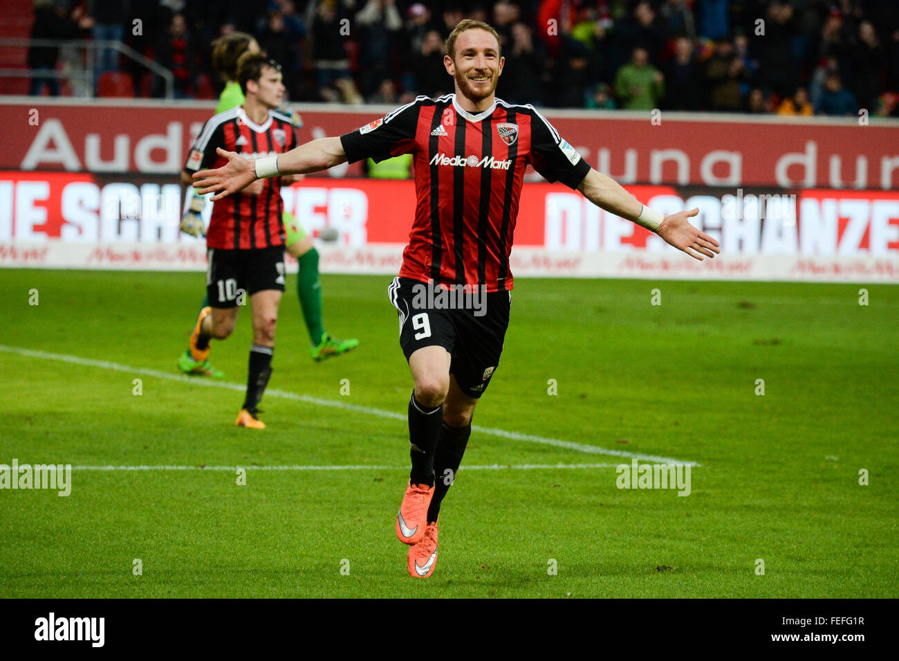 Moritz Hartmann d'Ingolstadt célèbre sa 2-1 but pendant la Bundesliga match de foot entre FC Ingolstadt et FC Augsburg au Sportpark Audi à Ingolstadt, Allemagne, le 06 février 2016. Photo : ARMIN WEIGEL/dpa (EMBARGO SUR LES CONDITIONS - ATTENTION - En raison de la lignes directrices d'accréditation, le LDF n'autorise la publication et l'utilisation de jusqu'à 15 photos par correspondance sur internet et dans les médias en ligne pendant le match) Banque D'Images