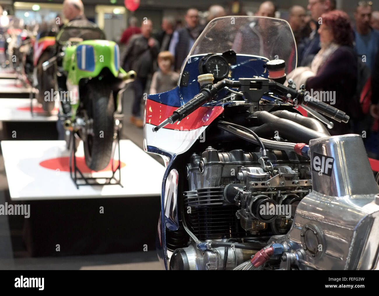 Brême, Allemagne. 08Th Feb 2016. Les courses hippiques et les motos de haute performance peut être vu dans le centre de cette année, l'émission spéciale 'Japon : Attacke !' en Bremen Classic Motorshow à Brême, Allemagne, 06 février 2016. L'un des plus importants salons de l'automobile classique en Allemagne met en vedette motos japonaises depuis les années 1960. 650 exposants de 11 pays montrent des voitures et motos, ainsi que les pièces et accessoires jusqu'au 07 février 2016. Photo : INGO WAGNER/dpa/Alamy Live News Banque D'Images