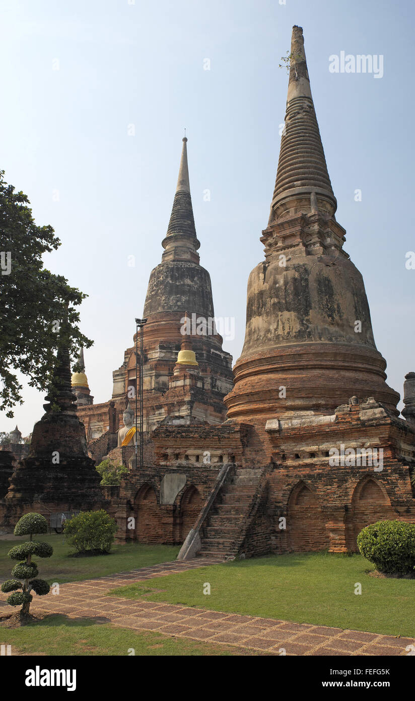 L'énorme chedi de Wat Yai Chai Mongkol, avec une plus petite demi-ruiné l'un à l'avant-plan, Ayutthaya, Thaïlande, Asie. Banque D'Images