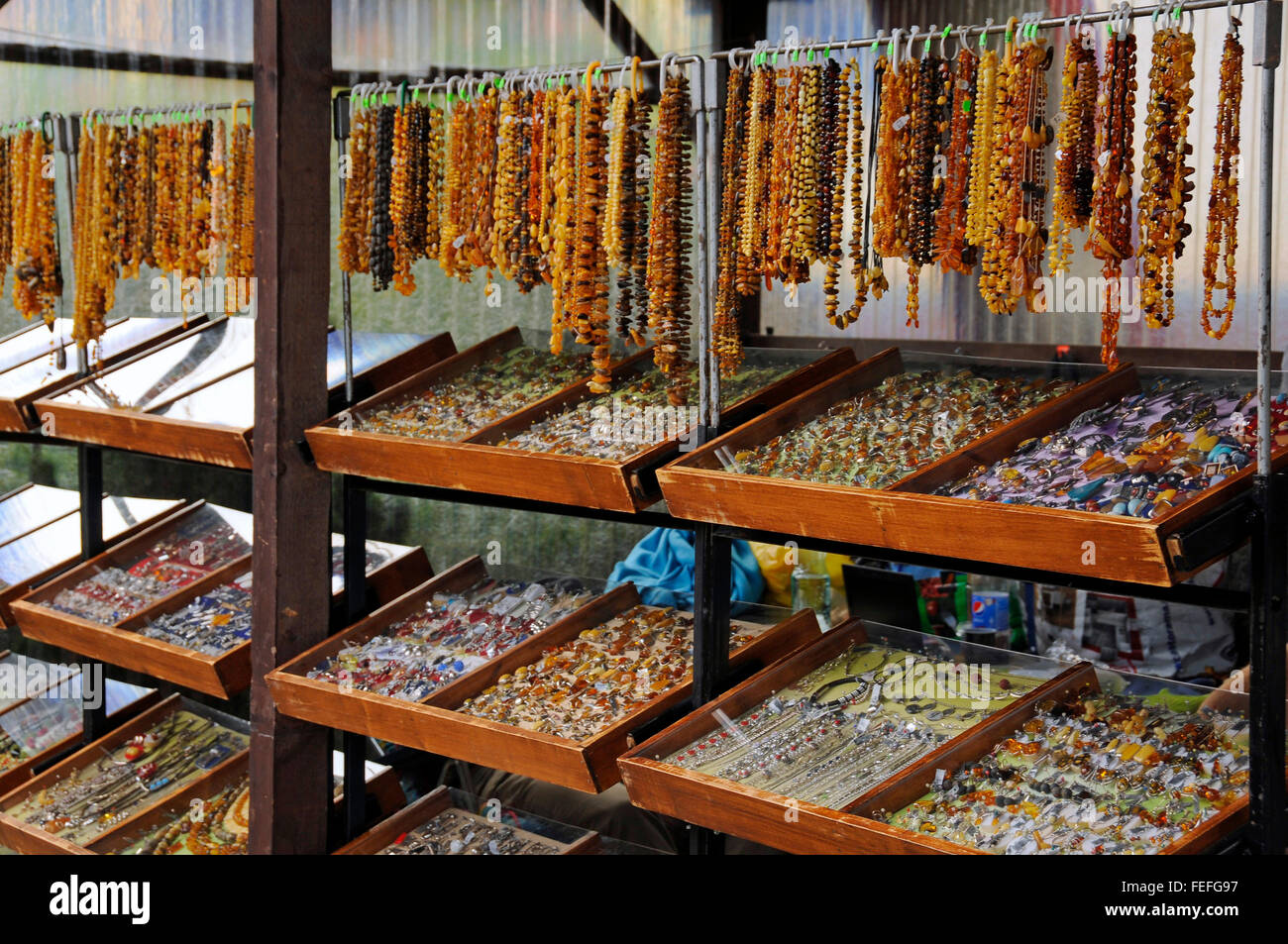 Polish ambre colliers at market stall à Karpacz, Pologne en montagnes de Karkonosze. Banque D'Images