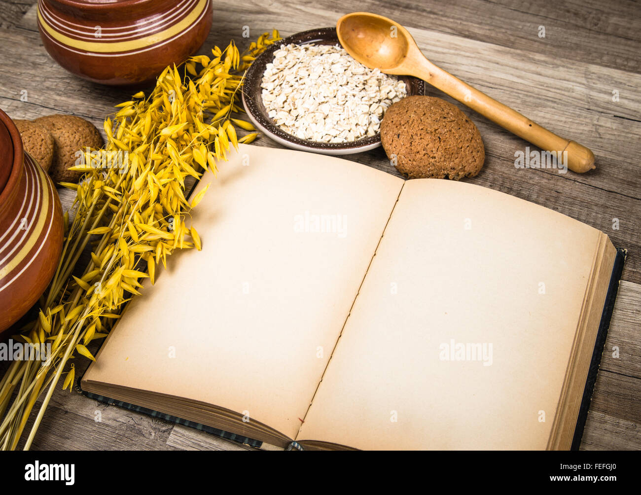 Oatmeal Cookies et un vieux livre sur la table de cuisine Banque D'Images