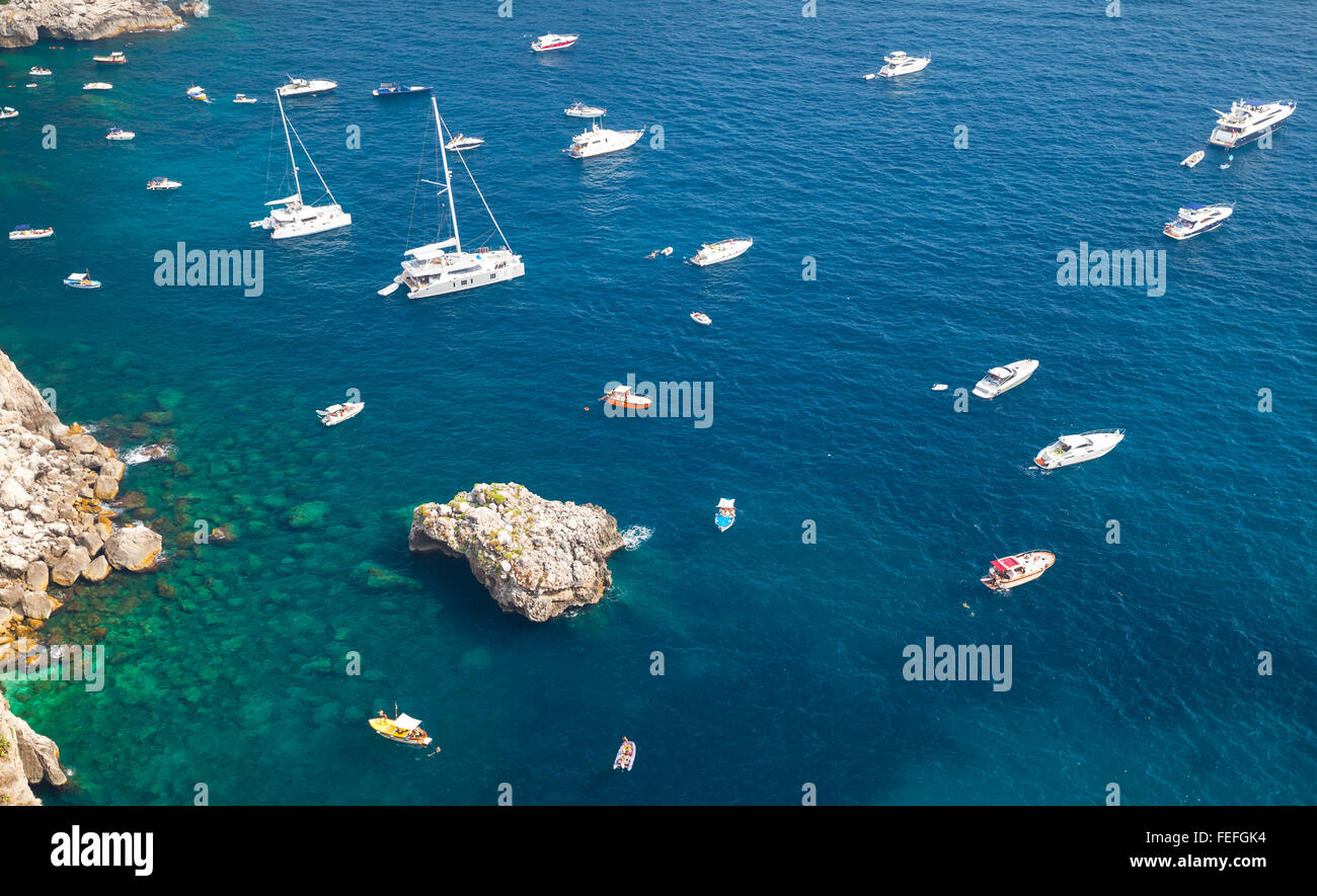 Paysage marin de la Méditerranée, d'oiseau. Les bateaux de plaisance et les bateaux au mouillage près des rochers côtiers Banque D'Images