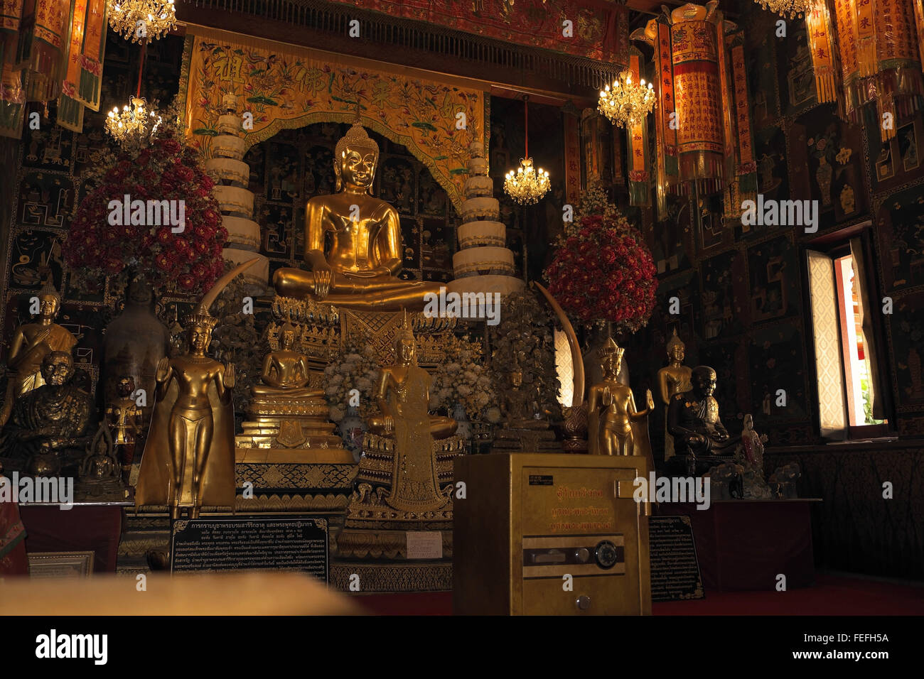 Statue de Bouddha dans un temple, le wat phanan choeng, Ayutthaya, Thaïlande, Asie. Banque D'Images