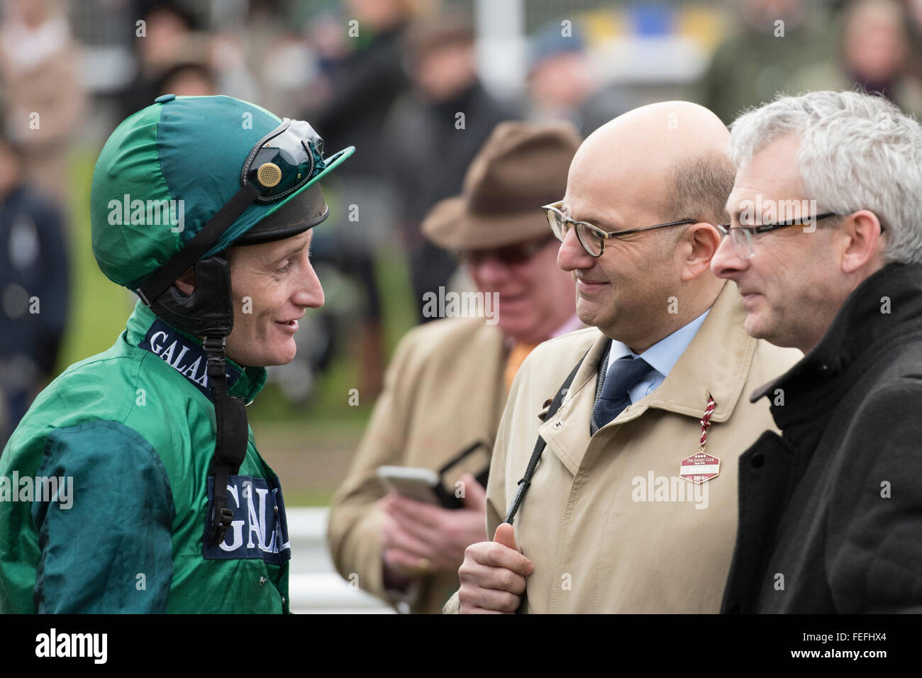 Sandown Park, Surrey, UK 6 février 2016 Dayrl Jacob interroge Simon Munir la suite de sa victoire dans les îles Scilly TV Betfred Novices Chase à bord de Bristol de Mai Crédit : Michael Stevens / Alamy Live News Banque D'Images