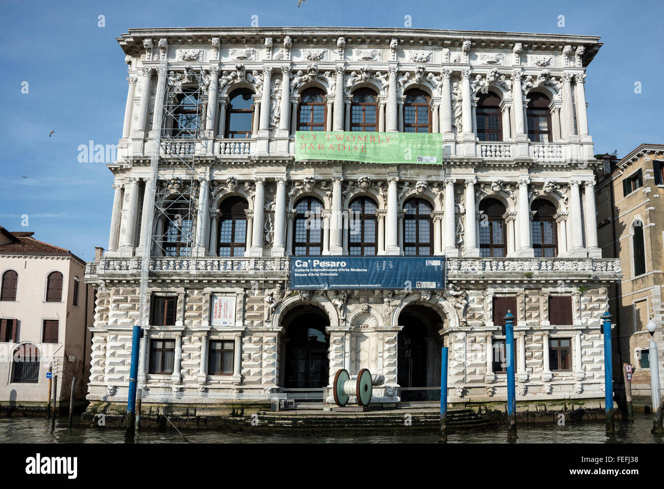 La façade en marbre blanc de Ca Rezzonico art museum dédié à Venise du xviiie siècle sur les rives de la Canale Grande ( Grand Ca Banque D'Images