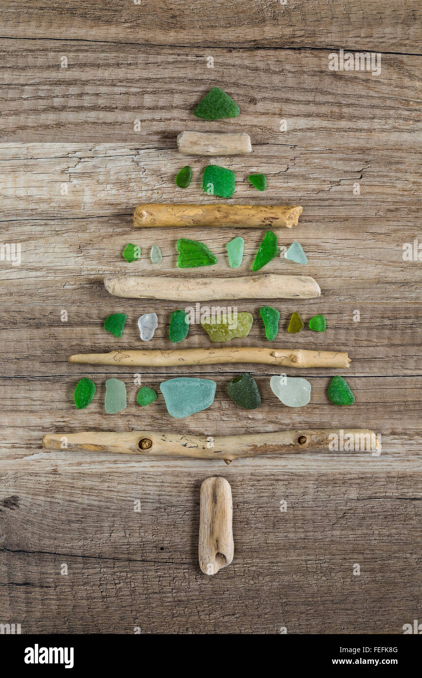 Arbre de Noël en bois flotté avec verre vert poli Banque D'Images