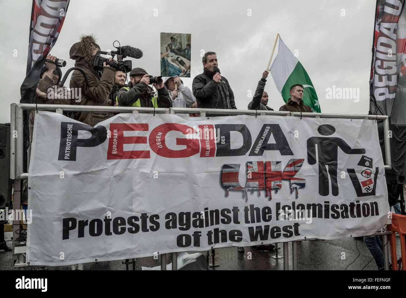 Birmingham, UK. 6 Février, 2016. Paul Weston le chef de l'PEGIDA UK mouvement de protestation anti-islamique parle Crédit : Guy Josse/Alamy Live News Banque D'Images