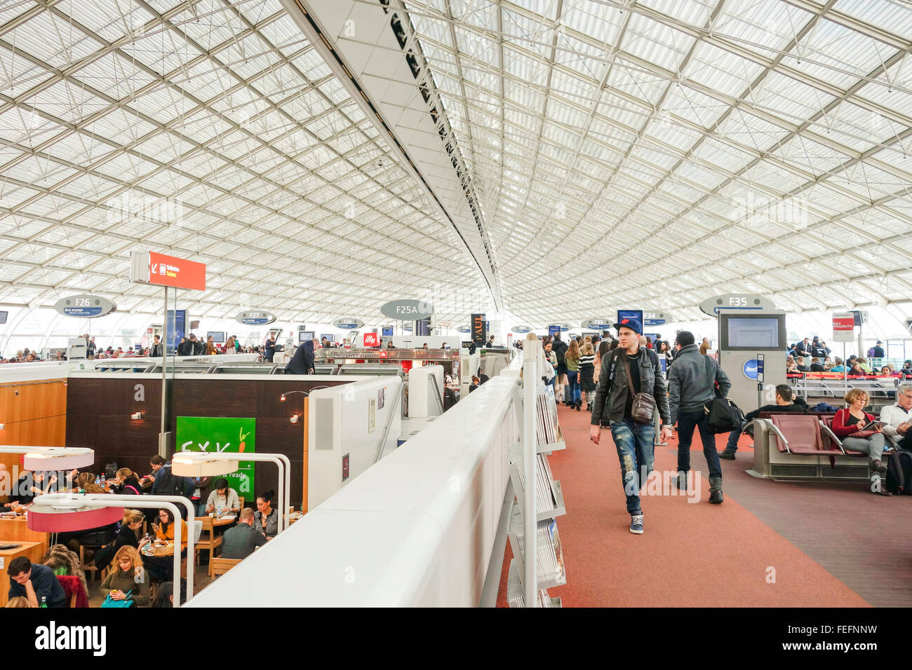 L'aéroport Charles de Gaulle, occupé départ terminal 2f, f, Paris