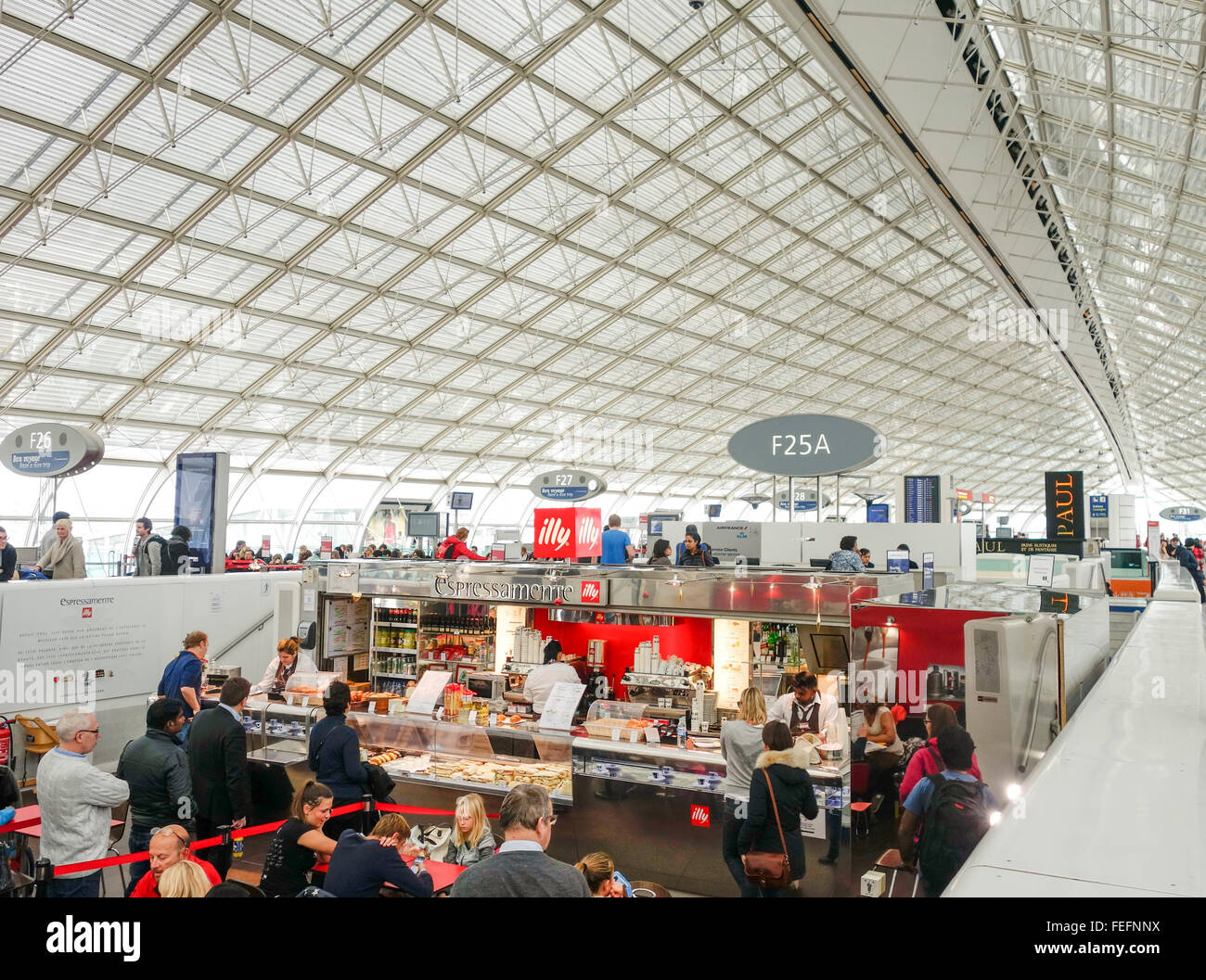 Départ de l'aéroport Charles de Gaulle terminal 2f, f, du café Illy bar Paris, France. Banque D'Images